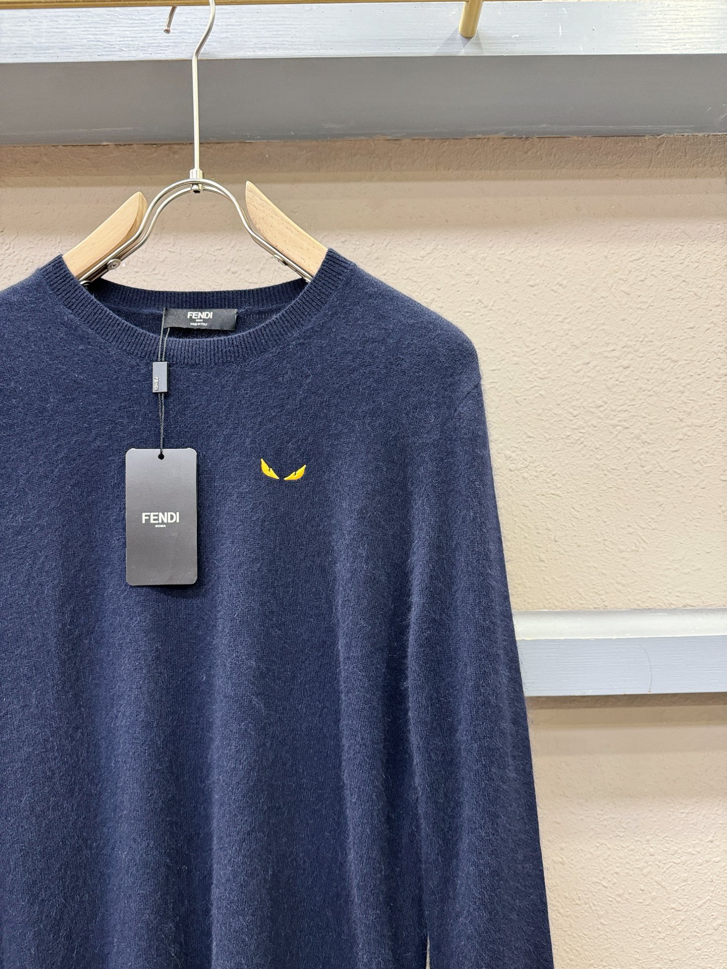 FENDI芬迪 2025秋冬新款羊绒毛衣，顶级羊绒面料，logo图案设计，胸前logo设计！秋冬系列经典
