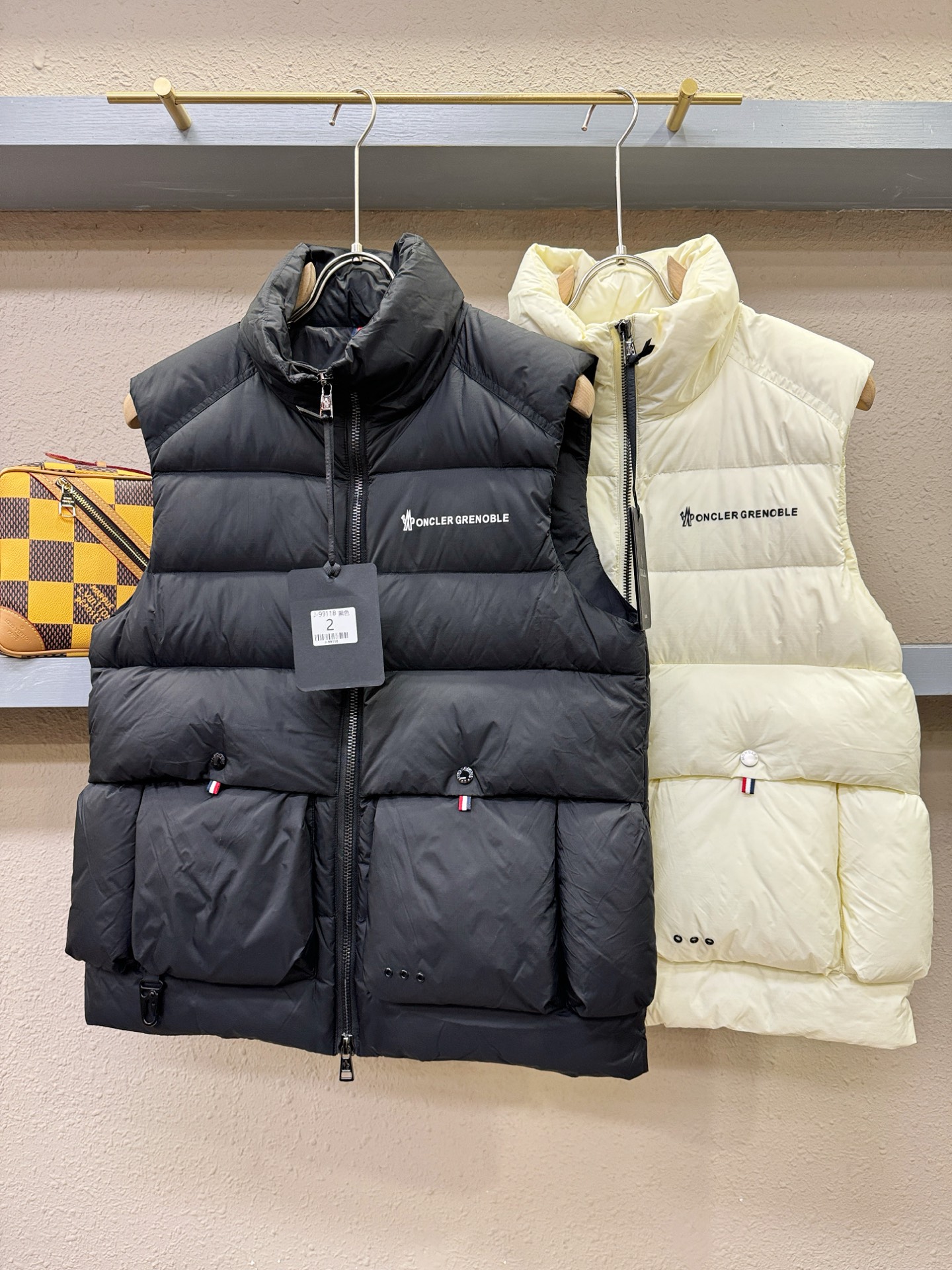 Moncler蒙口 2025新款羽绒马甲，秀场新品，品相非常完美，专柜高科技防水面料，内里90%白鹅绒填