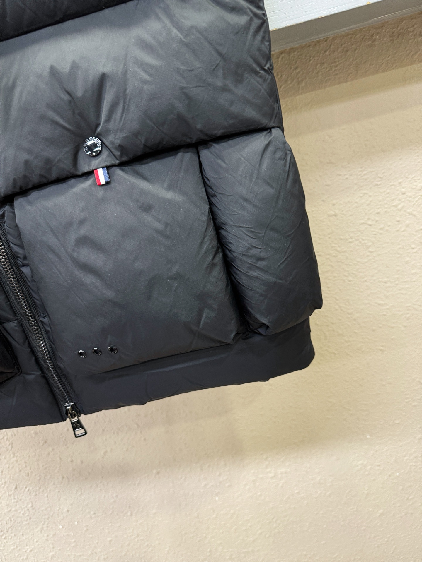 Moncler蒙口 2025新款羽绒马甲，秀场新品，品相非常完美，专柜高科技防水面料，内里90%白鹅绒填