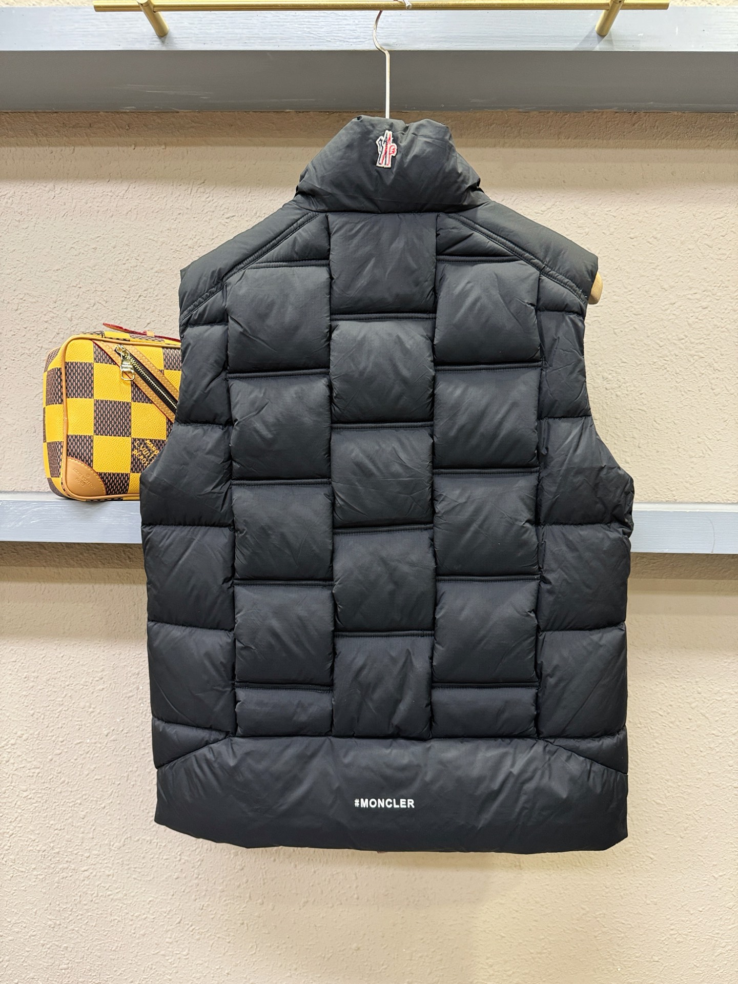 Moncler蒙口 2025新款羽绒马甲，秀场新品，品相非常完美，专柜高科技防水面料，内里90%白鹅绒填