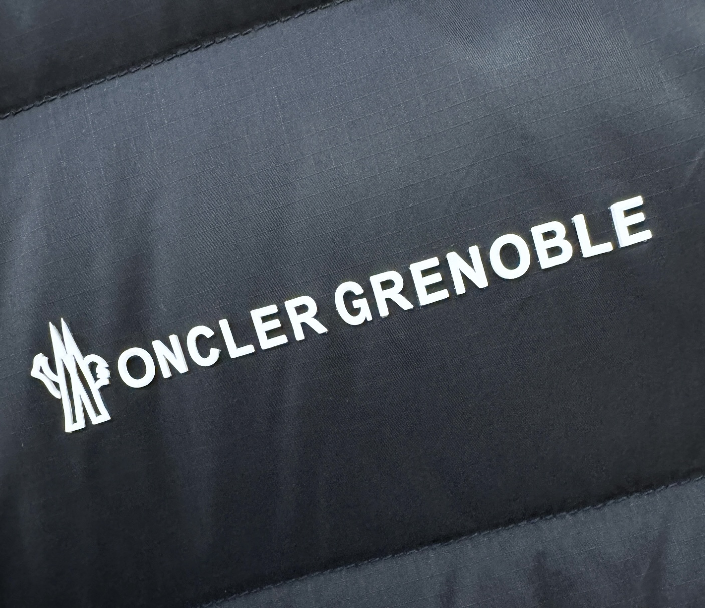 Moncler蒙口 2025新款羽绒马甲，秀场新品，品相非常完美，专柜高科技防水面料，内里90%白鹅绒填