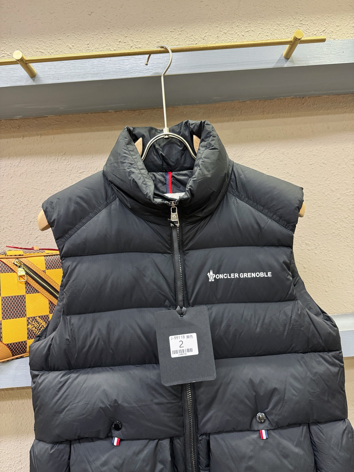 Moncler蒙口 2025新款羽绒马甲，秀场新品，品相非常完美，专柜高科技防水面料，内里90%白鹅绒填