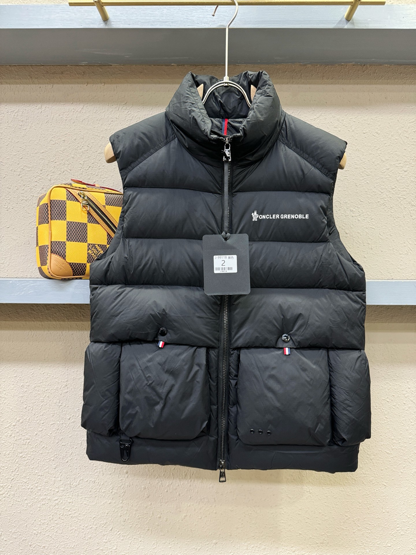 Moncler蒙口 2025新款羽绒马甲，秀场新品，品相非常完美，专柜高科技防水面料，内里90%白鹅绒填