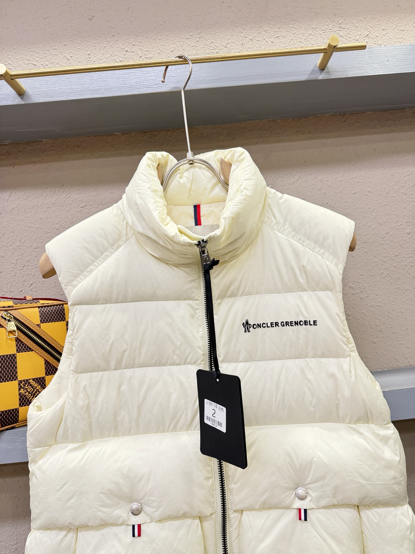 Moncler蒙口 2025新款羽绒马甲，秀场新品，品相非常完美，专柜高科技防水面料，内里90%白鹅绒填