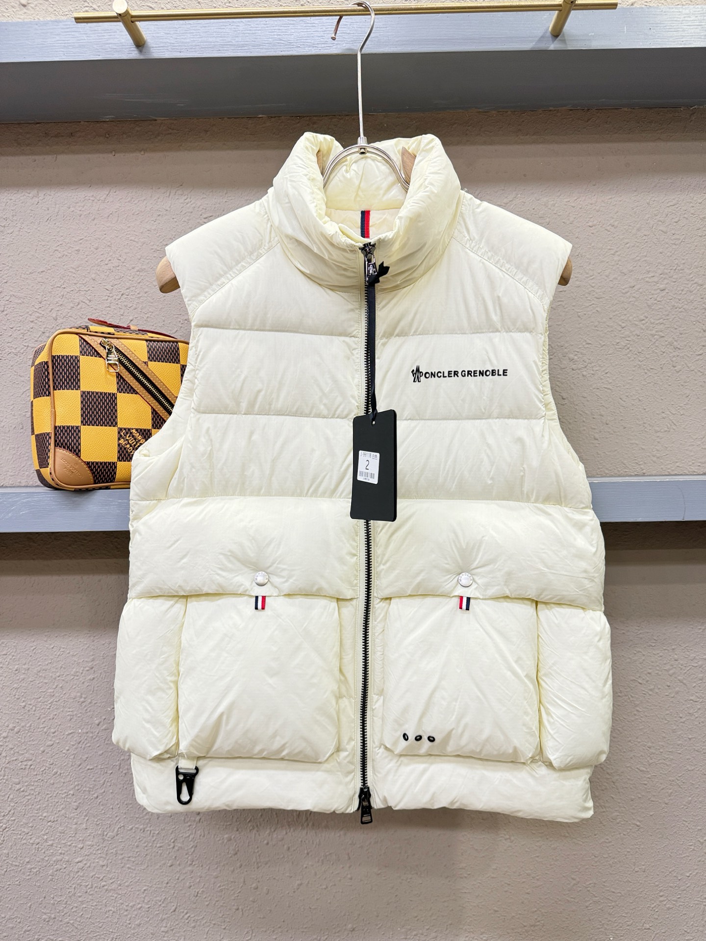 Moncler蒙口 2025新款羽绒马甲，秀场新品，品相非常完美，专柜高科技防水面料，内里90%白鹅绒填