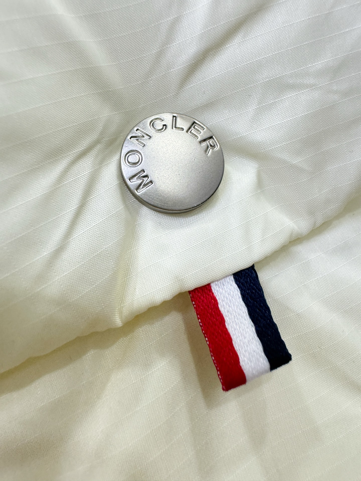 Moncler蒙口 2025新款羽绒马甲，秀场新品，品相非常完美，专柜高科技防水面料，内里90%白鹅绒填