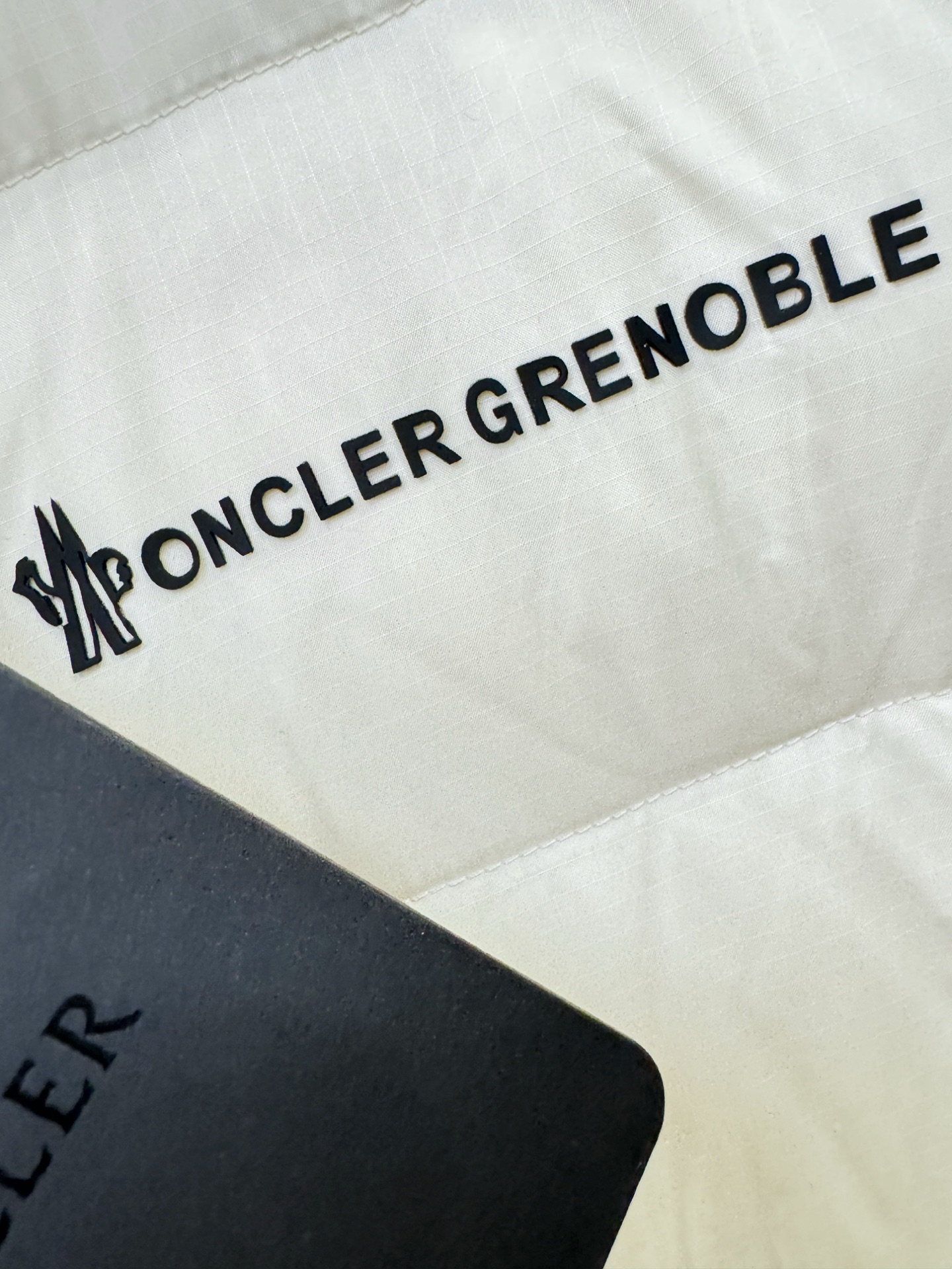 Moncler蒙口 2025新款羽绒马甲，秀场新品，品相非常完美，专柜高科技防水面料，内里90%白鹅绒填