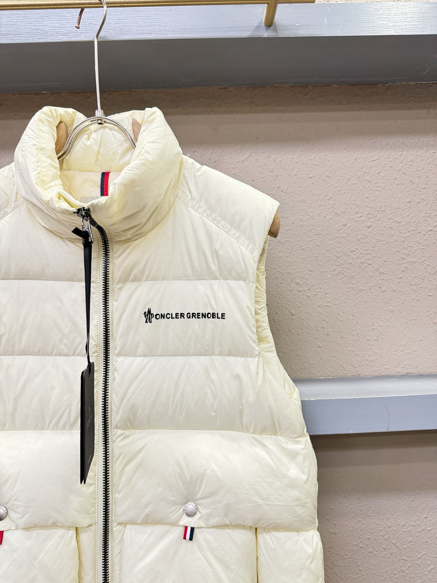 Moncler蒙口 2025新款羽绒马甲，秀场新品，品相非常完美，专柜高科技防水面料，内里90%白鹅绒填