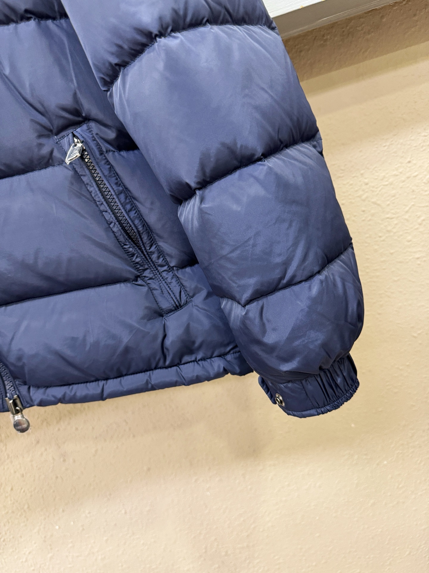 Moncler蒙口 2025新款羽绒服，秀场新品，品相非常完美，专柜高科技防水面料，内里90%白鹅绒填充