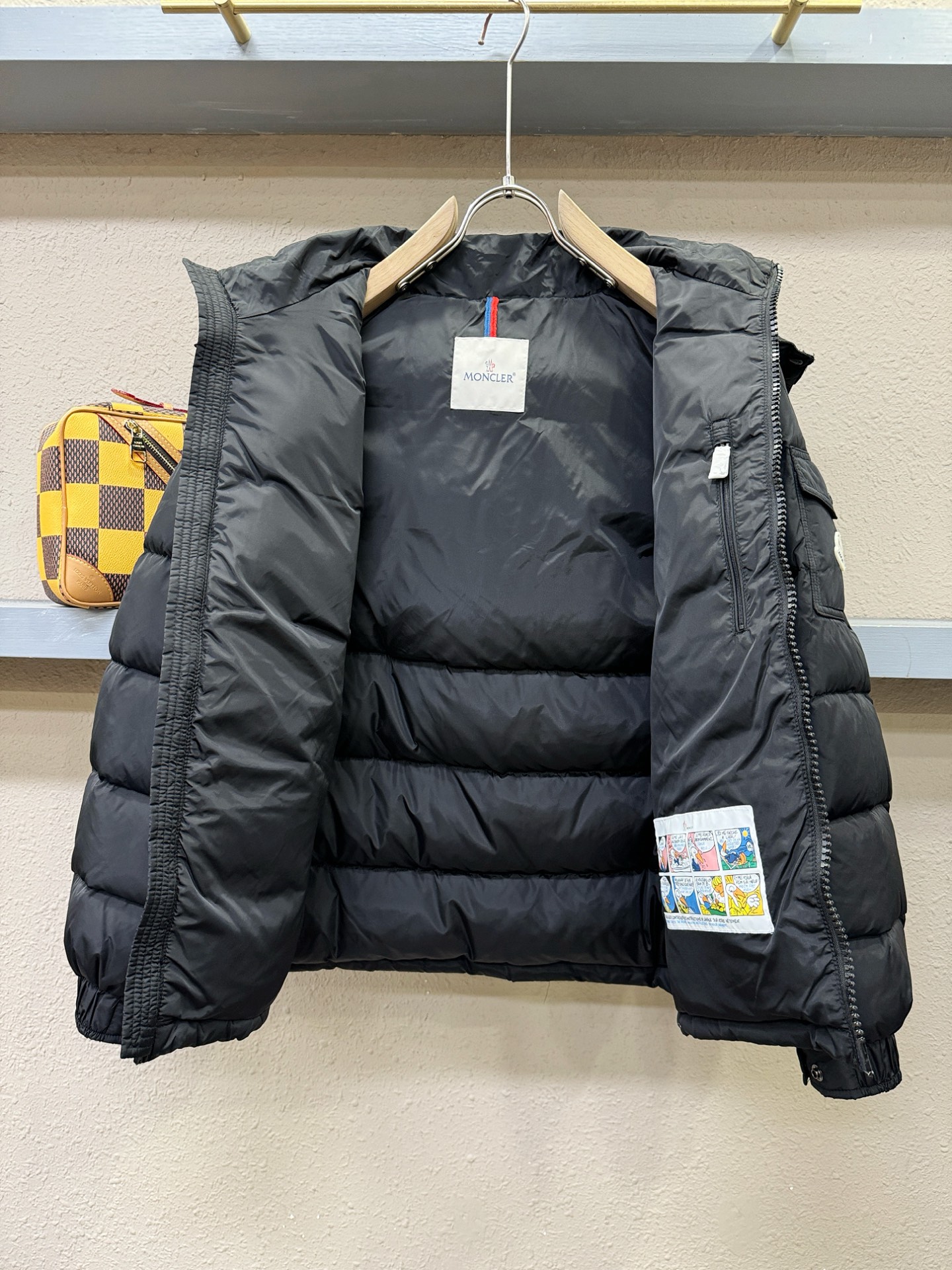 Moncler蒙口 2025新款羽绒服，秀场新品，品相非常完美，专柜高科技防水面料，内里90%白鹅绒填充