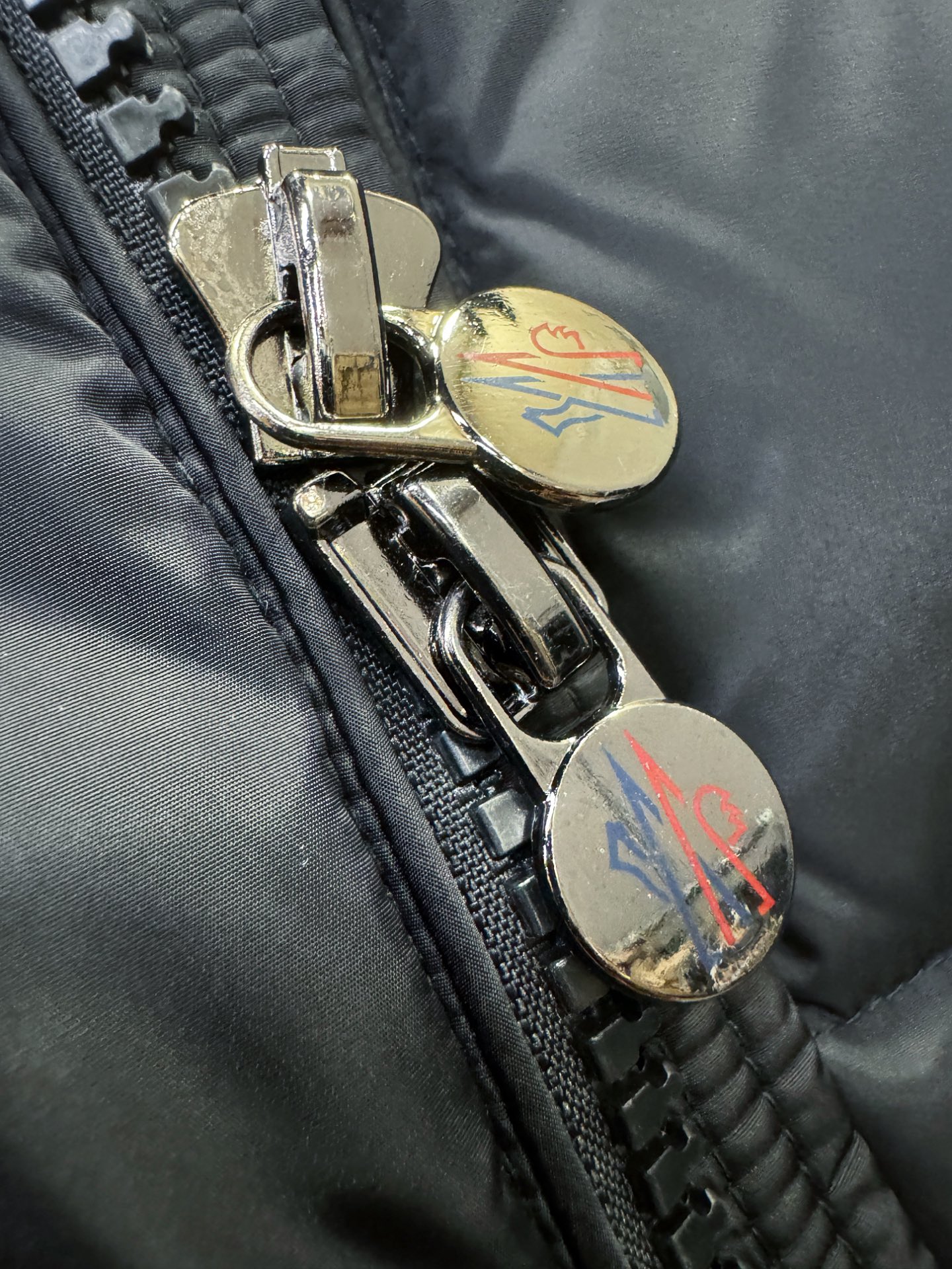 Moncler蒙口 2025新款羽绒服，秀场新品，品相非常完美，专柜高科技防水面料，内里90%白鹅绒填充