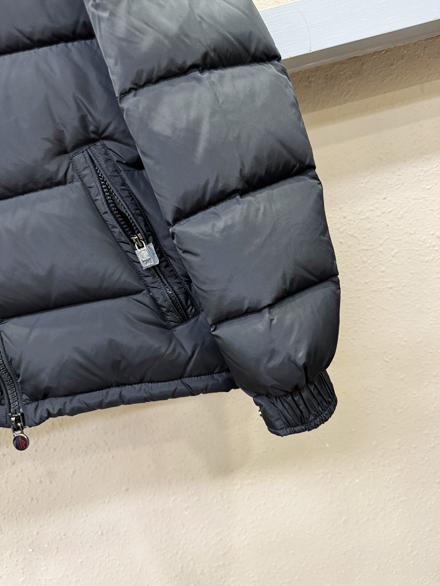 Moncler蒙口 2025新款羽绒服，秀场新品，品相非常完美，专柜高科技防水面料，内里90%白鹅绒填充