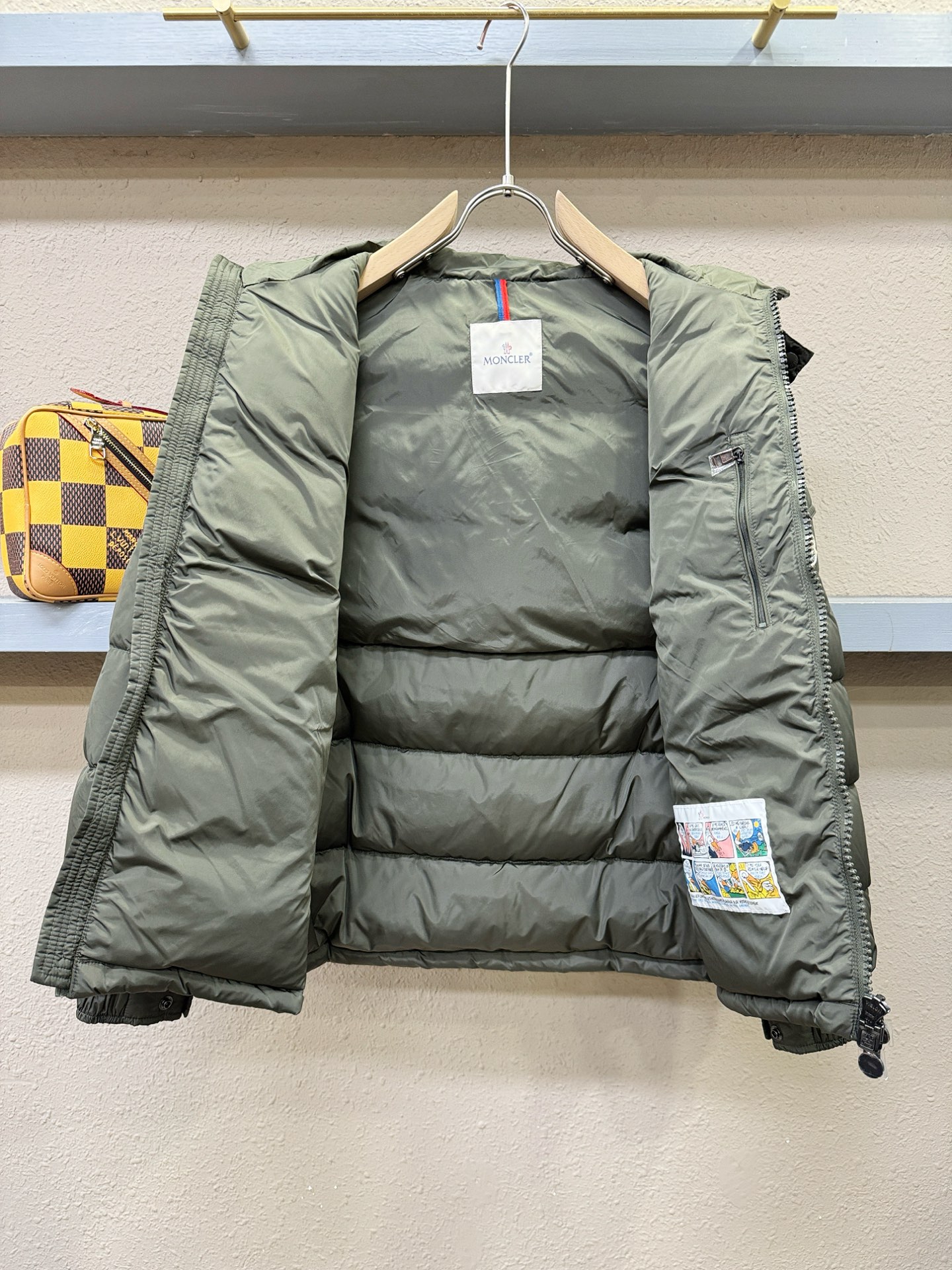 Moncler蒙口 2025新款羽绒服，秀场新品，品相非常完美，专柜高科技防水面料，内里90%白鹅绒填充