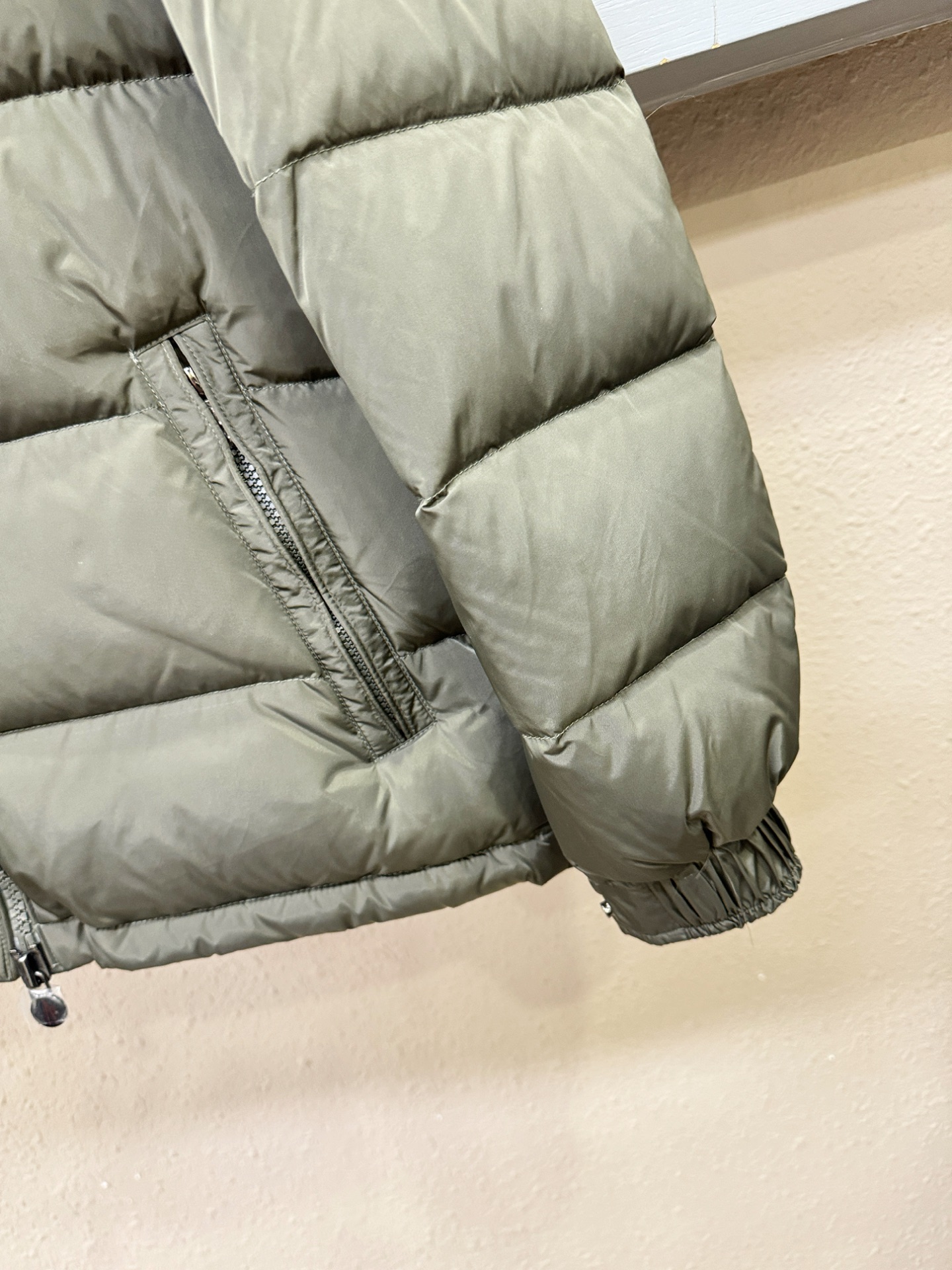 Moncler蒙口 2025新款羽绒服，秀场新品，品相非常完美，专柜高科技防水面料，内里90%白鹅绒填充