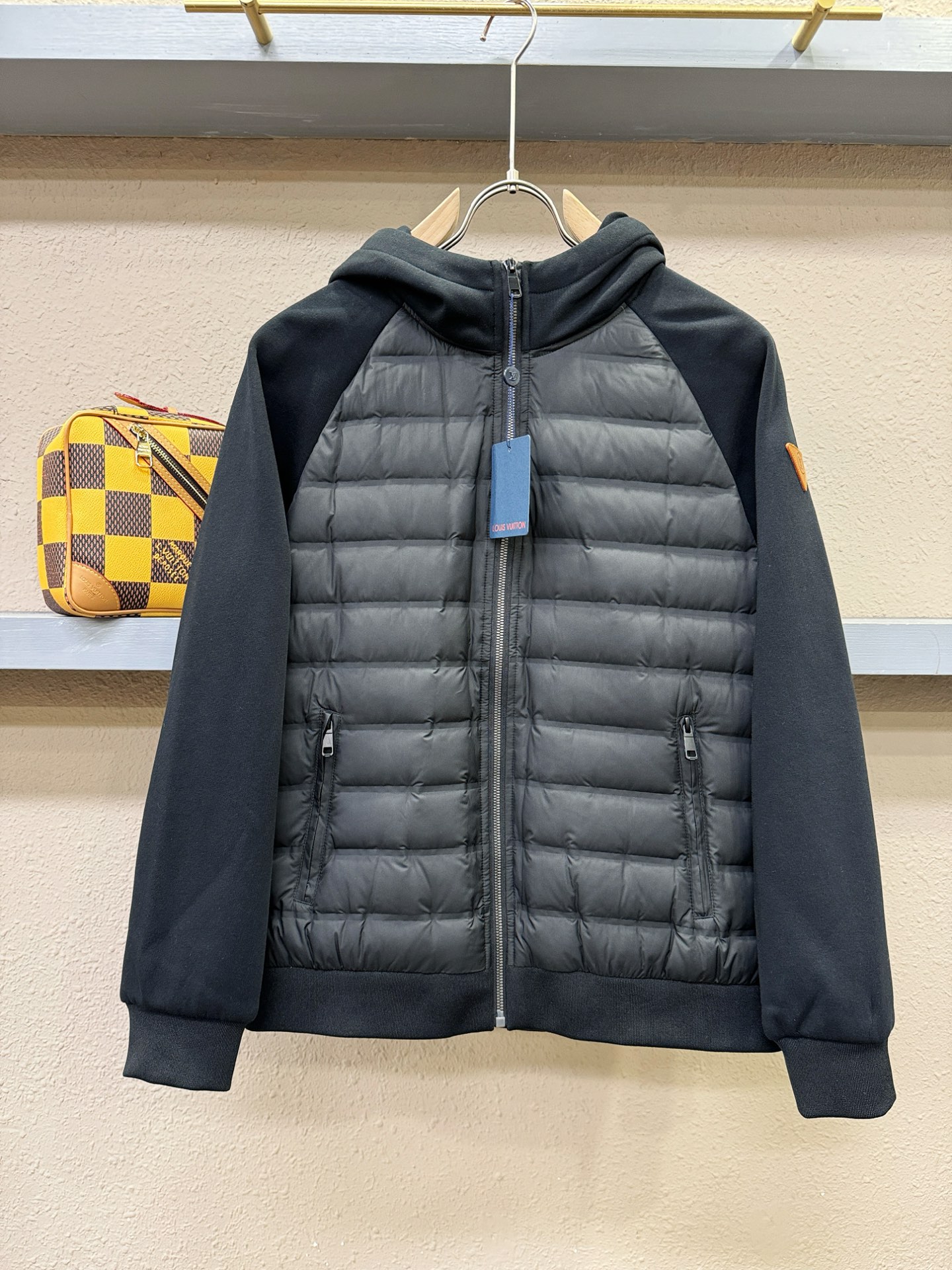 LV路易威登 2025新款外套，秀场新品，品相非常完美，专柜高科技防水面料，内里舒适保暖，色泽饱满诱人，