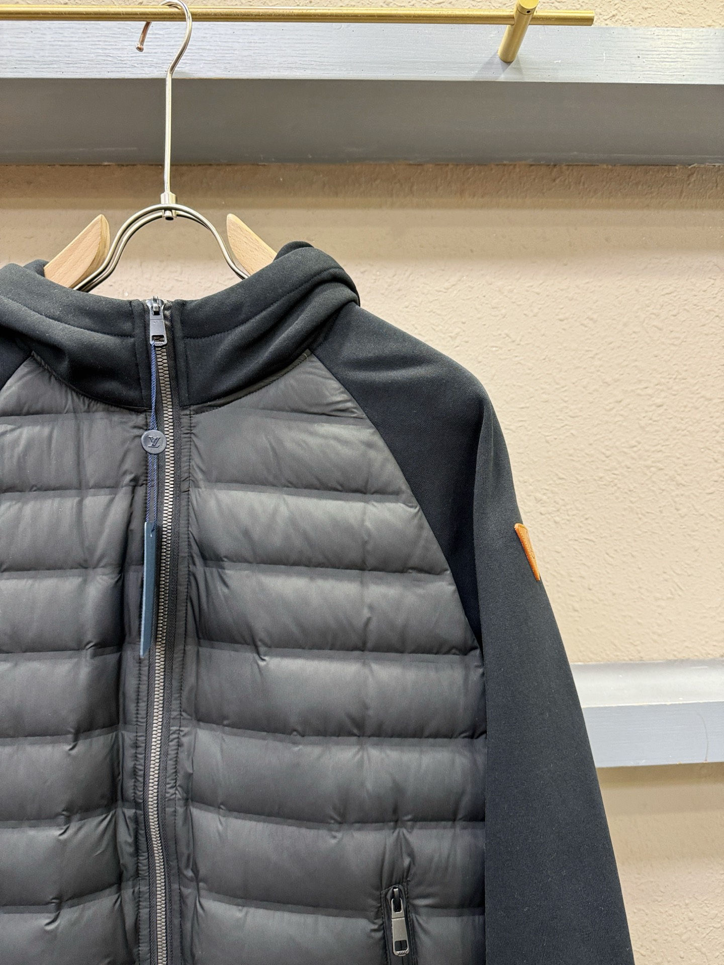 LV路易威登 2025新款外套，秀场新品，品相非常完美，专柜高科技防水面料，内里舒适保暖，色泽饱满诱人，