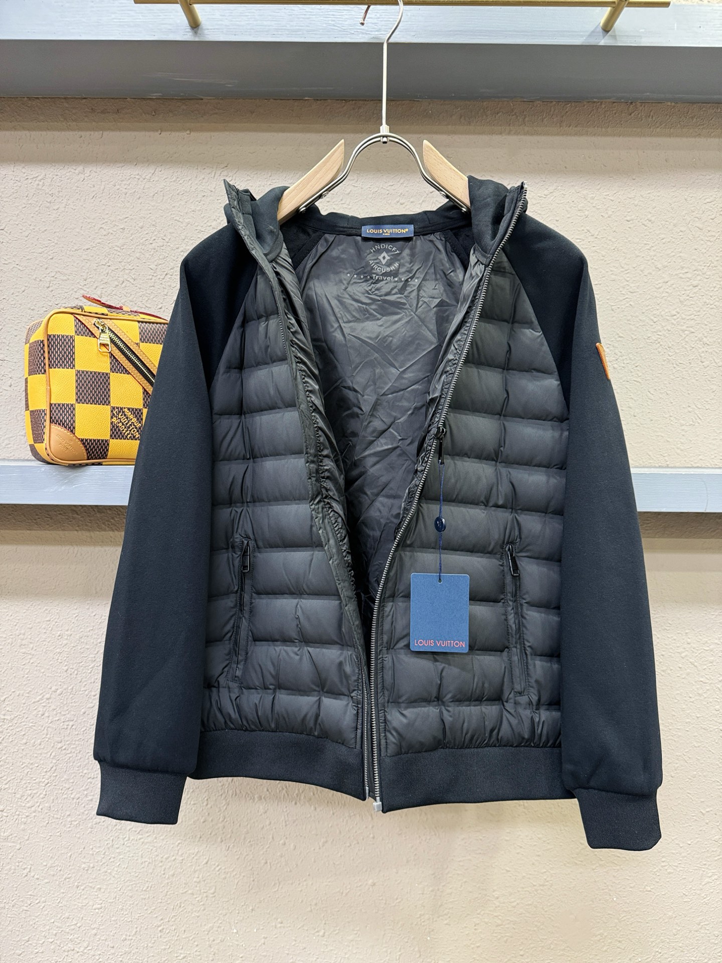LV路易威登 2025新款外套，秀场新品，品相非常完美，专柜高科技防水面料，内里舒适保暖，色泽饱满诱人，