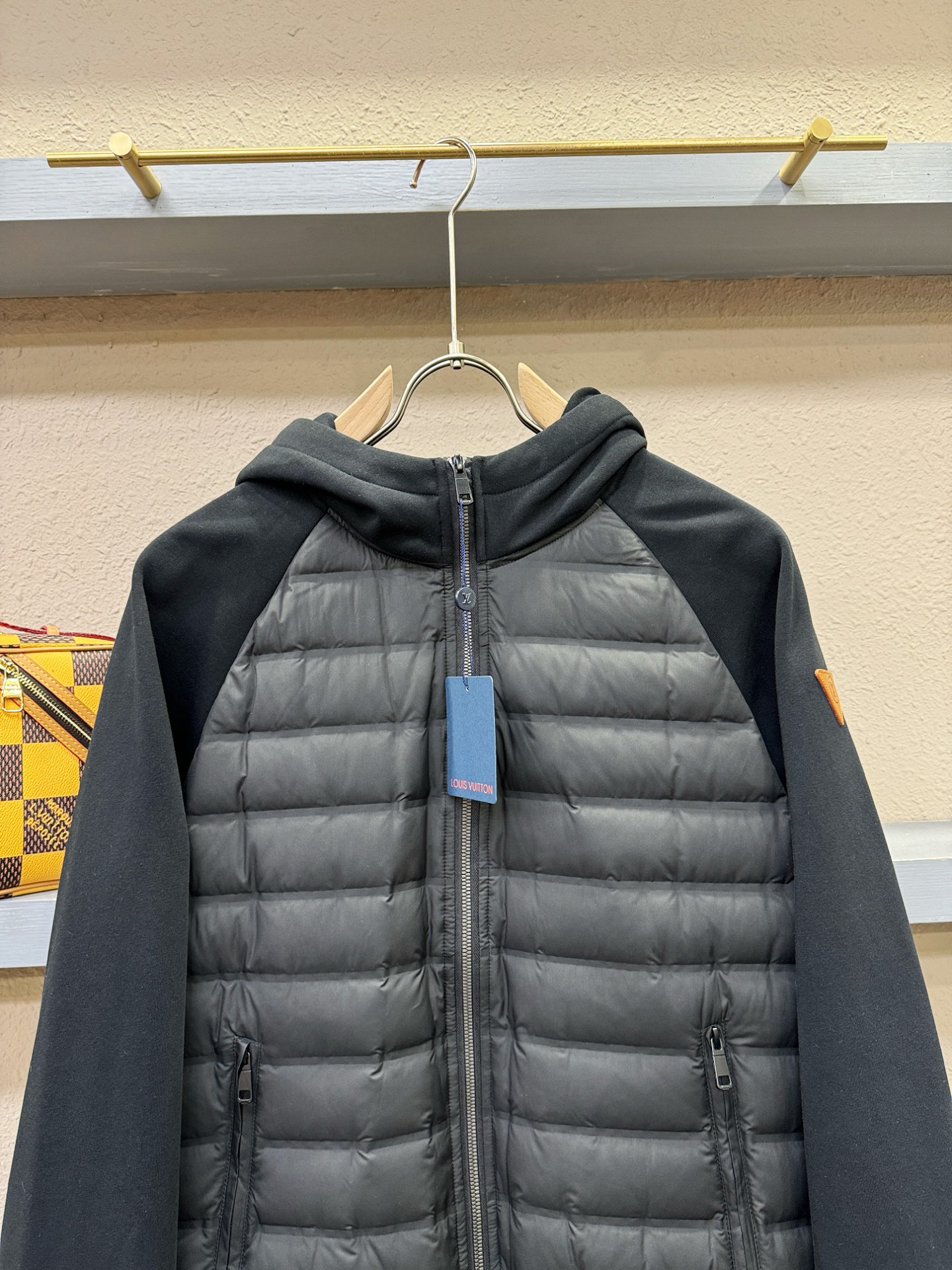 LV路易威登 2025新款外套，秀场新品，品相非常完美，专柜高科技防水面料，内里舒适保暖，色泽饱满诱人，
