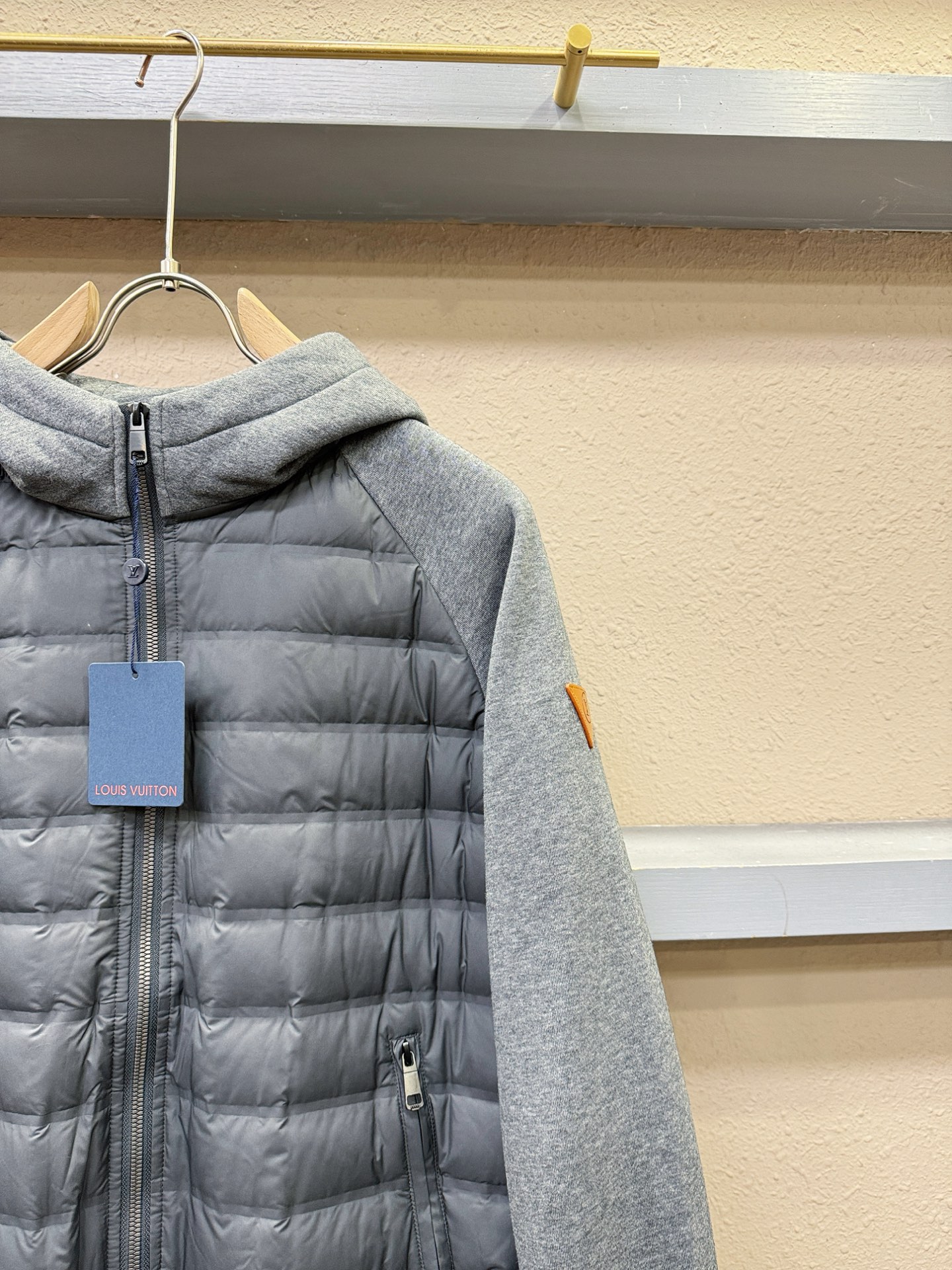 LV路易威登 2025新款外套，秀场新品，品相非常完美，专柜高科技防水面料，内里舒适保暖，色泽饱满诱人，