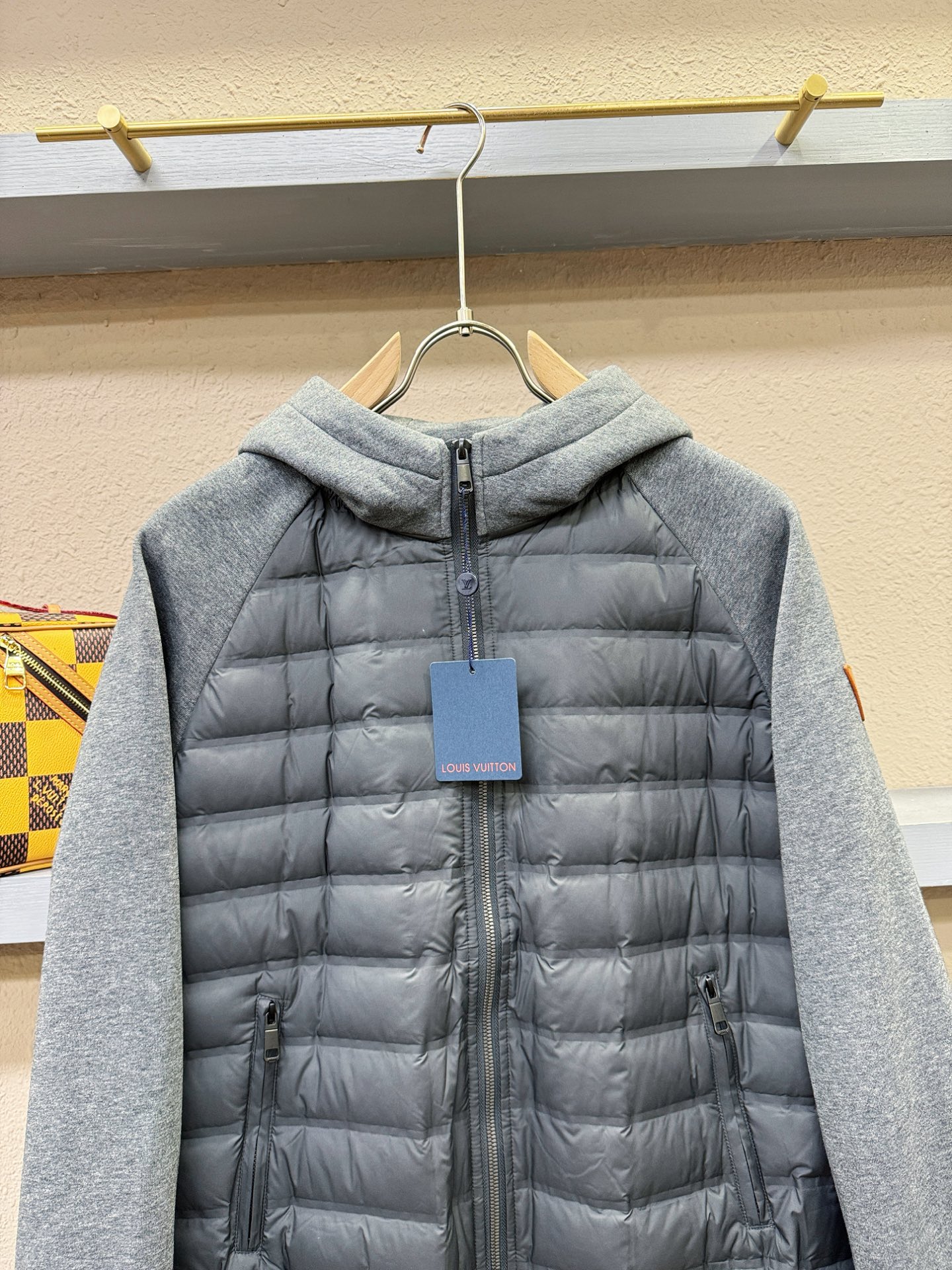 LV路易威登 2025新款外套，秀场新品，品相非常完美，专柜高科技防水面料，内里舒适保暖，色泽饱满诱人，