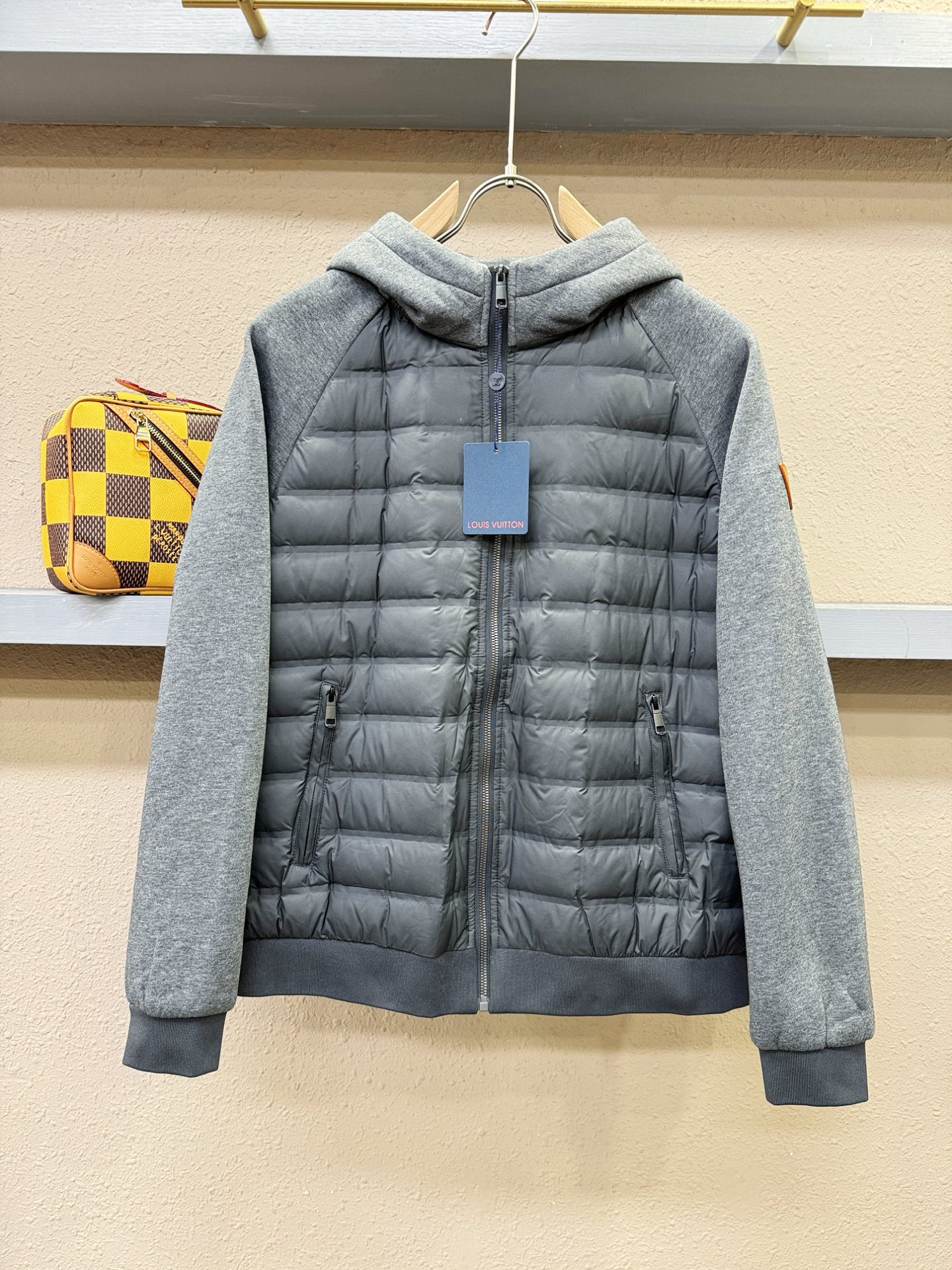 LV路易威登 2025新款外套，秀场新品，品相非常完美，专柜高科技防水面料，内里舒适保暖，色泽饱满诱人，