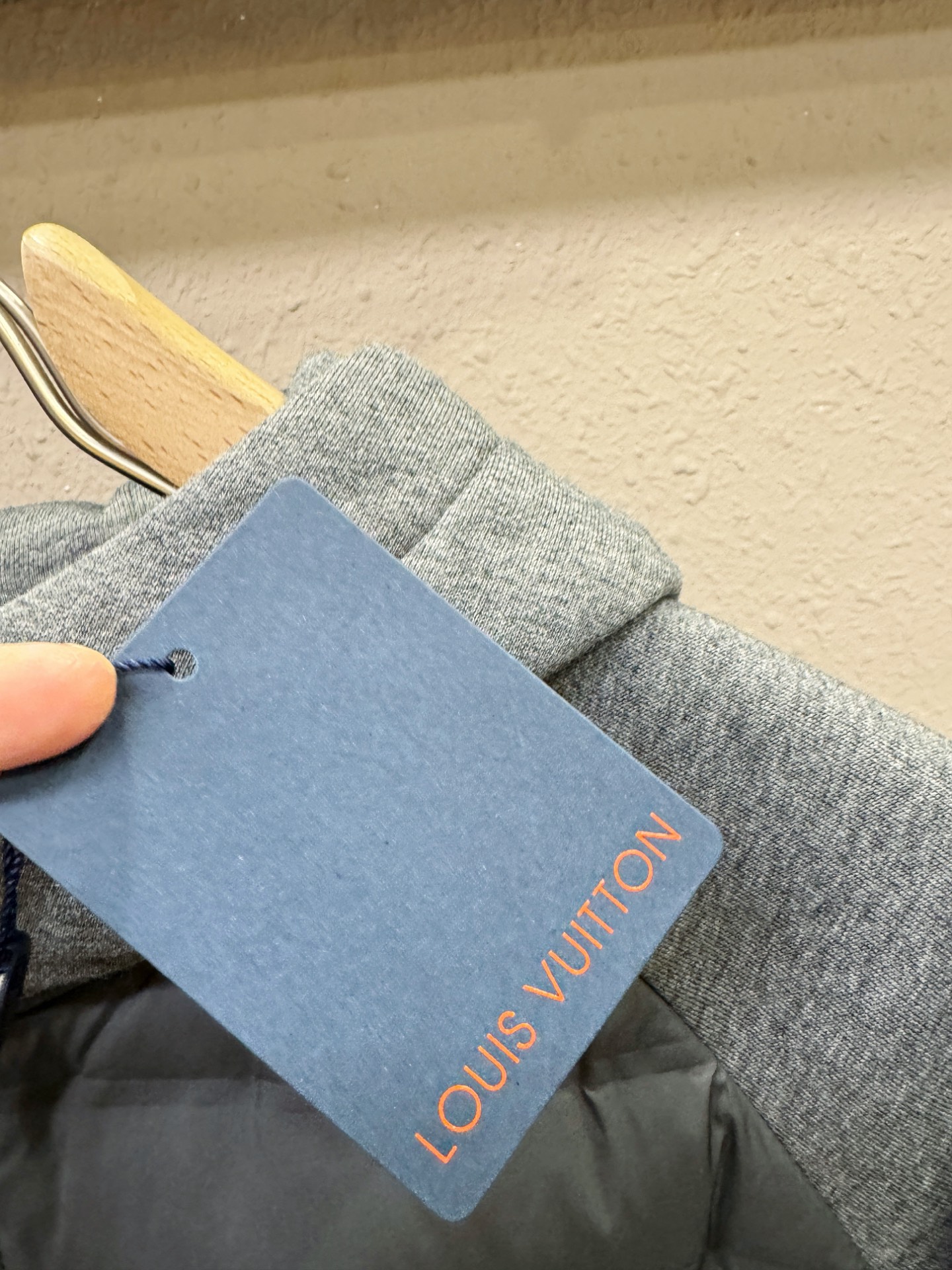 LV路易威登 2025新款外套，秀场新品，品相非常完美，专柜高科技防水面料，内里舒适保暖，色泽饱满诱人，