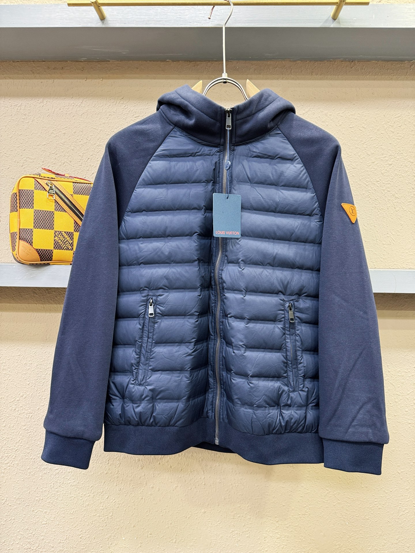 LV路易威登 2025新款外套，秀场新品，品相非常完美，专柜高科技防水面料，内里舒适保暖，色泽饱满诱人，