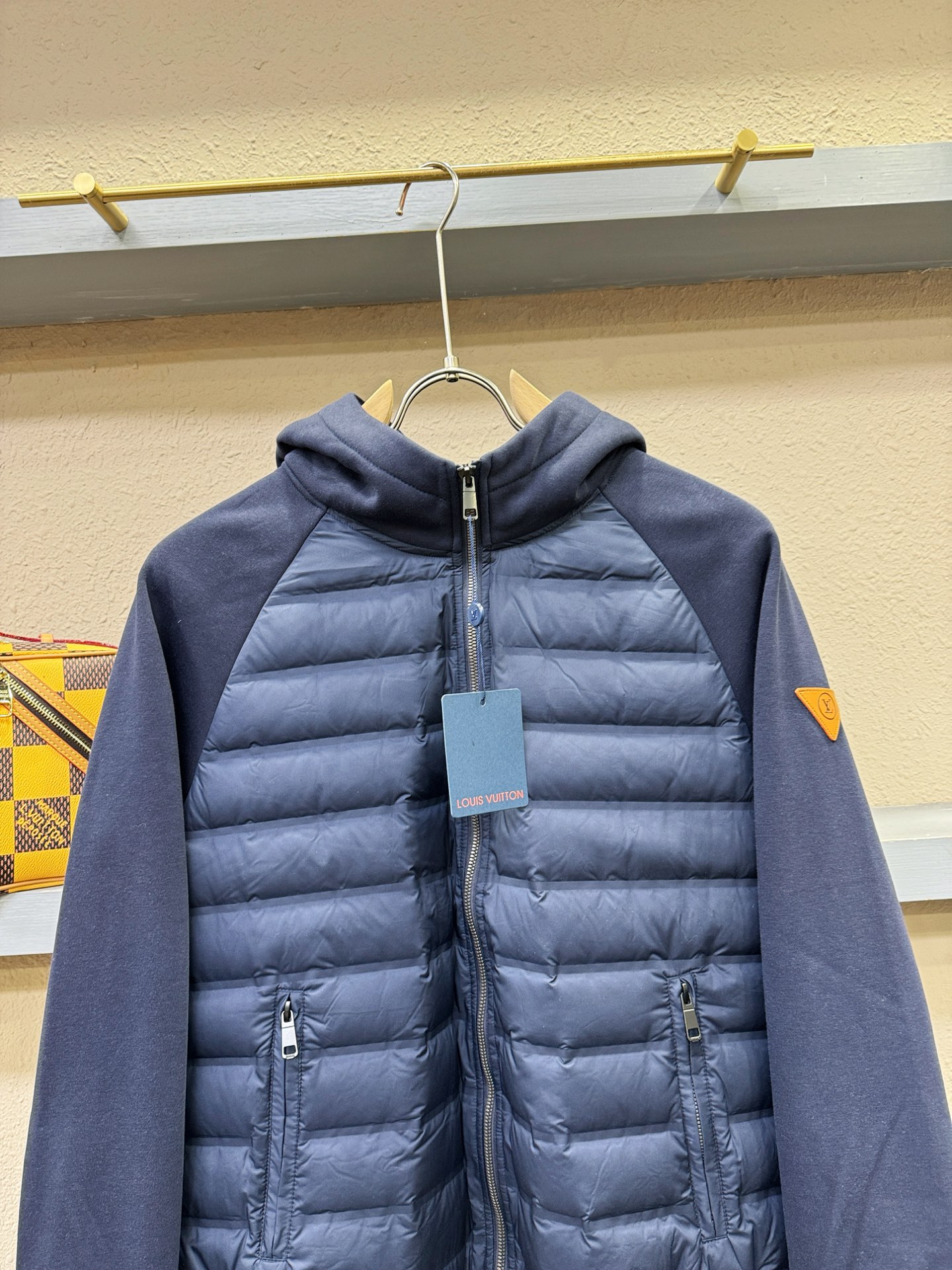 LV路易威登 2025新款外套，秀场新品，品相非常完美，专柜高科技防水面料，内里舒适保暖，色泽饱满诱人，