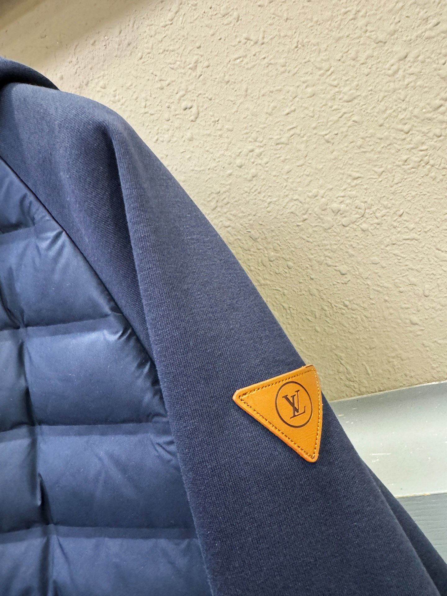 LV路易威登 2025新款外套，秀场新品，品相非常完美，专柜高科技防水面料，内里舒适保暖，色泽饱满诱人，