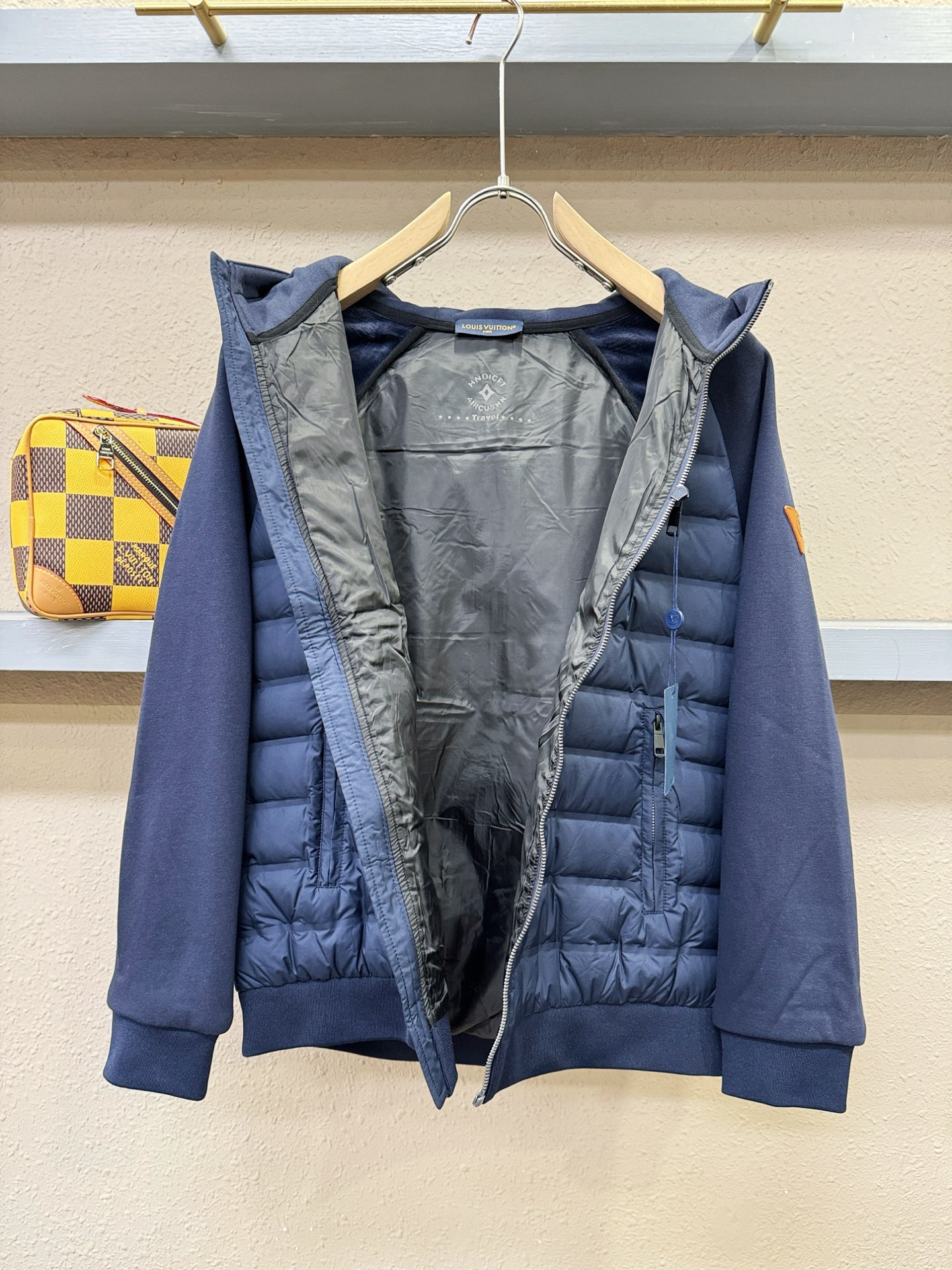 LV路易威登 2025新款外套，秀场新品，品相非常完美，专柜高科技防水面料，内里舒适保暖，色泽饱满诱人，
