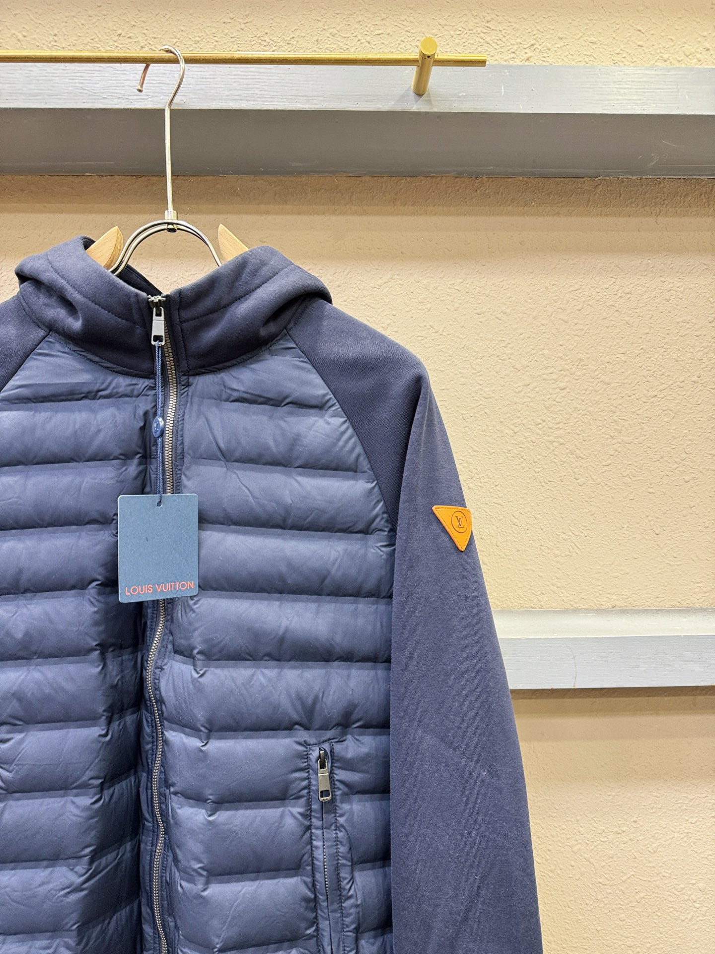 LV路易威登 2025新款外套，秀场新品，品相非常完美，专柜高科技防水面料，内里舒适保暖，色泽饱满诱人，