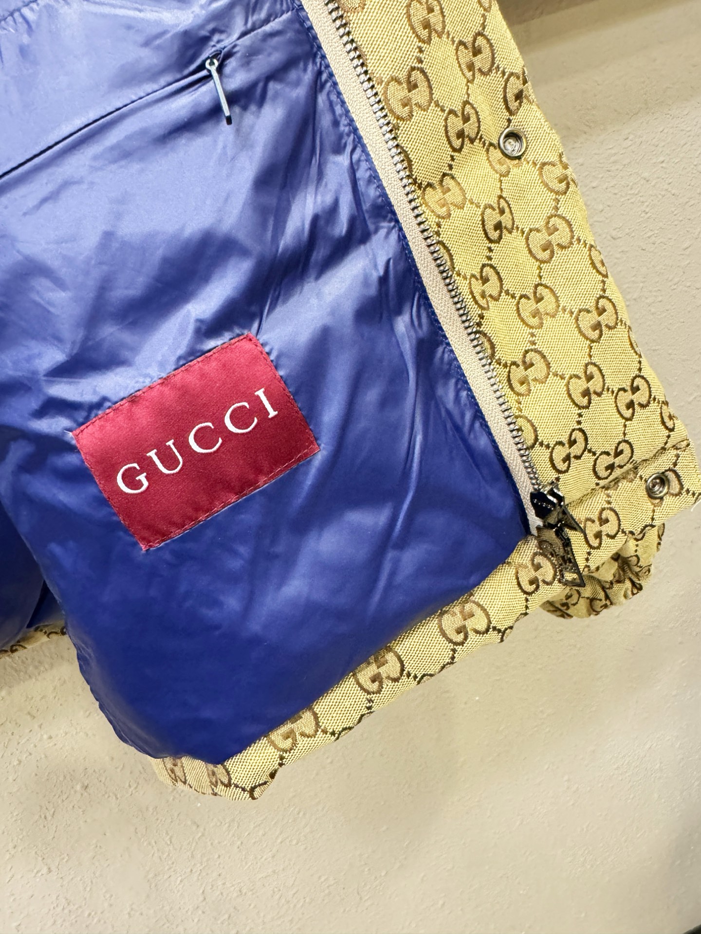 Gucci古奇2025新款羽绒服，袖子可拆卸，一衣两穿！可当外套也可当马甲穿。秀场新品，品相非常完美，专