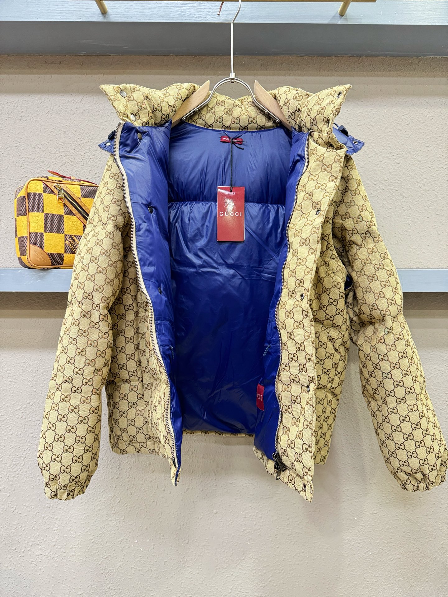 Gucci古奇2025新款羽绒服，袖子可拆卸，一衣两穿！可当外套也可当马甲穿。秀场新品，品相非常完美，专