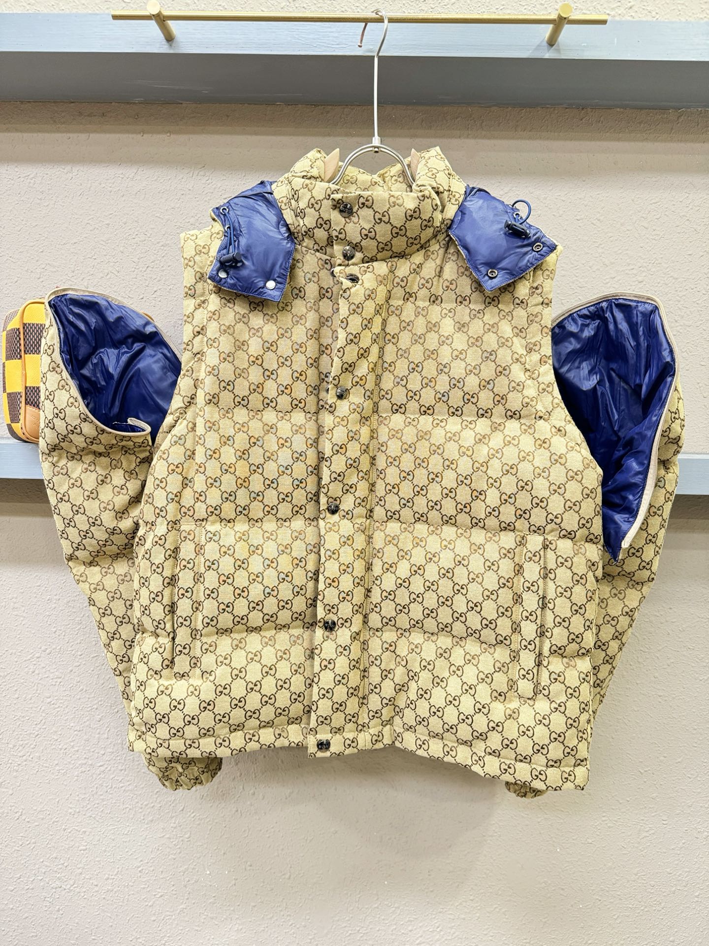 Gucci古奇2025新款羽绒服，袖子可拆卸，一衣两穿！可当外套也可当马甲穿。秀场新品，品相非常完美，专