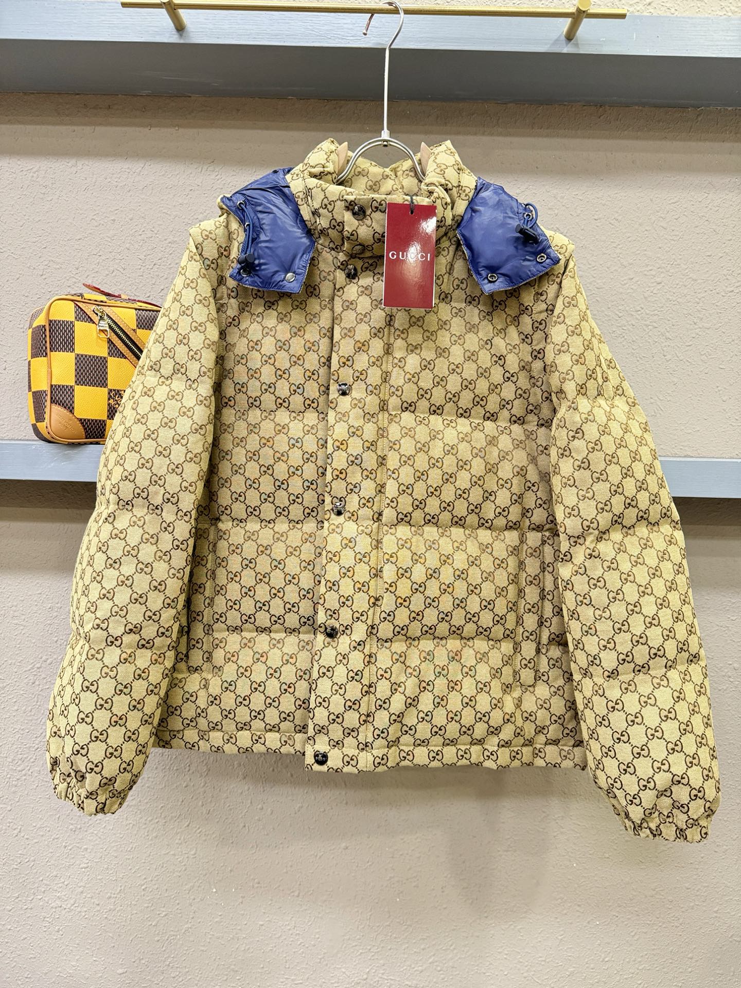 Gucci古奇2025新款羽绒服，袖子可拆卸，一衣两穿！可当外套也可当马甲穿。秀场新品，品相非常完美，专