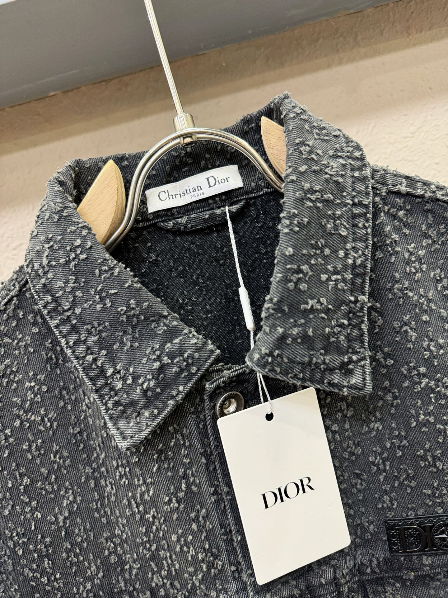 Dior迪奥 2025新品男女同款牛仔外套，时装圈人气极为火热的单品，是时尚大咖们最炙手可热扭造型的必入