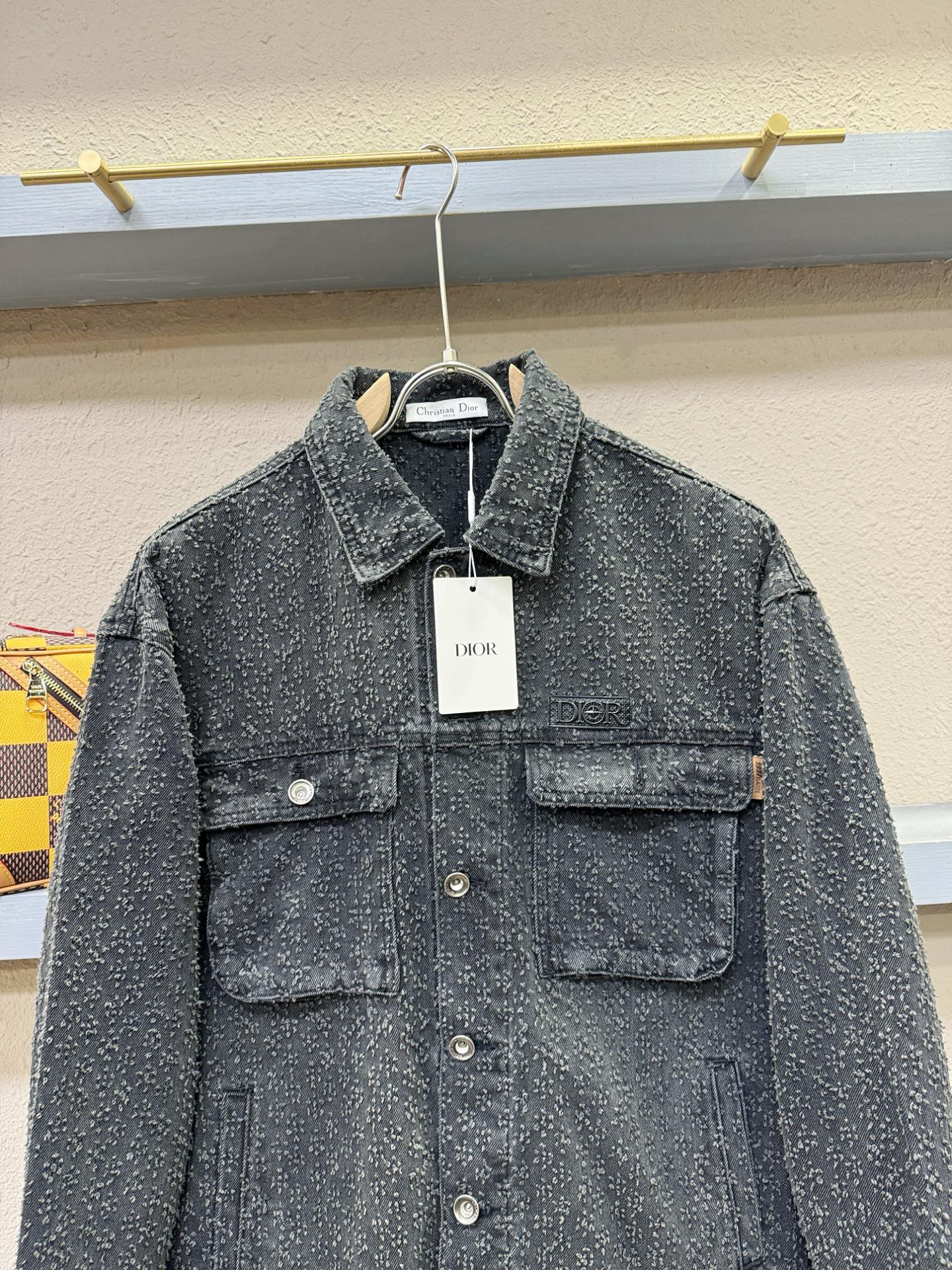 Dior迪奥 2025新品男女同款牛仔外套，时装圈人气极为火热的单品，是时尚大咖们最炙手可热扭造型的必入