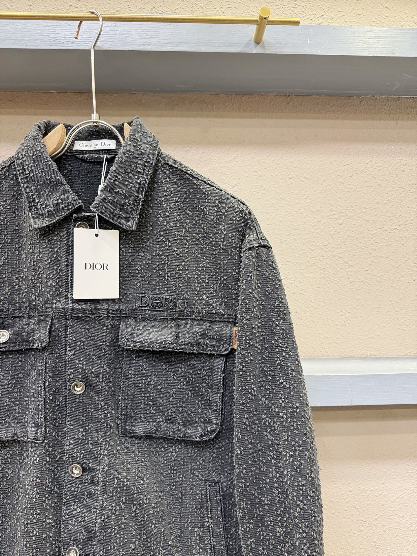 Dior迪奥 2025新品男女同款牛仔外套，时装圈人气极为火热的单品，是时尚大咖们最炙手可热扭造型的必入