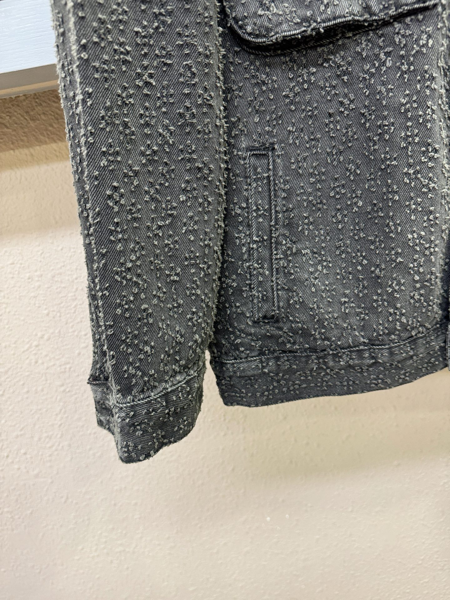 Dior迪奥 2025新品男女同款牛仔外套，时装圈人气极为火热的单品，是时尚大咖们最炙手可热扭造型的必入