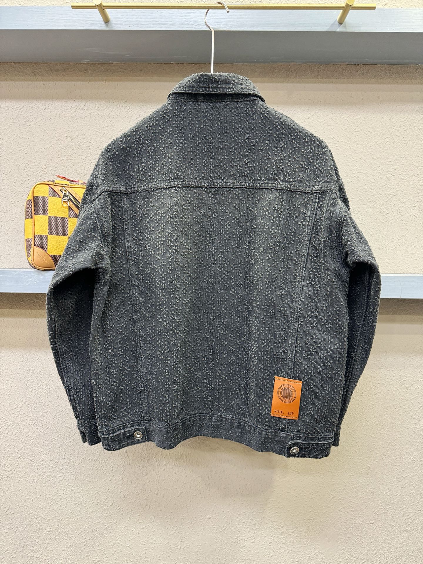 Dior迪奥 2025新品男女同款牛仔外套，时装圈人气极为火热的单品，是时尚大咖们最炙手可热扭造型的必入