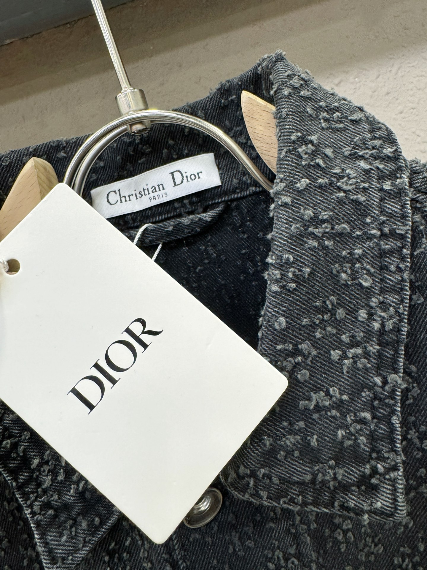 Dior迪奥 2025新品男女同款牛仔外套，时装圈人气极为火热的单品，是时尚大咖们最炙手可热扭造型的必入