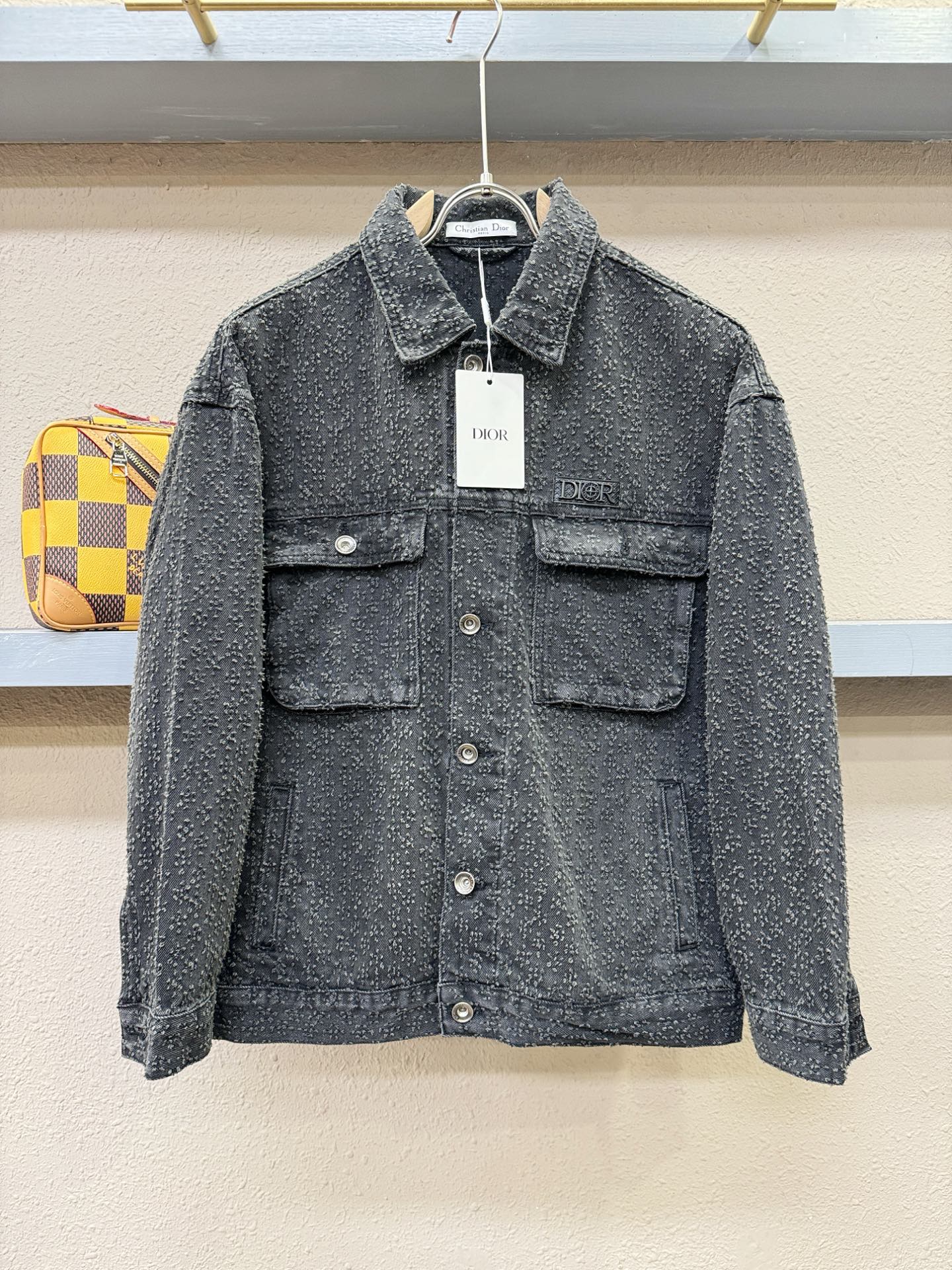 Dior迪奥 2025新品男女同款牛仔外套，时装圈人气极为火热的单品，是时尚大咖们最炙手可热扭造型的必入