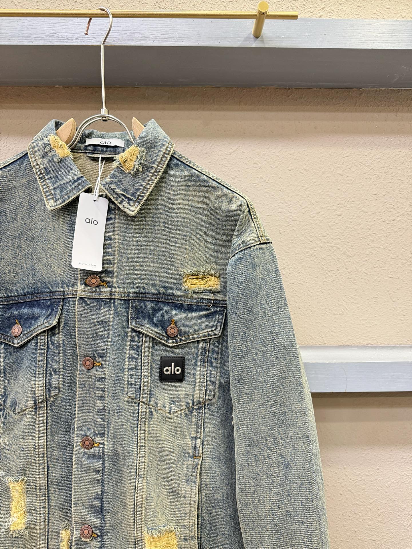 ALO 2025新品男女同款牛仔外套，时装圈人气极为火热的单品，是时尚大咖们最炙手可热扭造型的必入尤物之