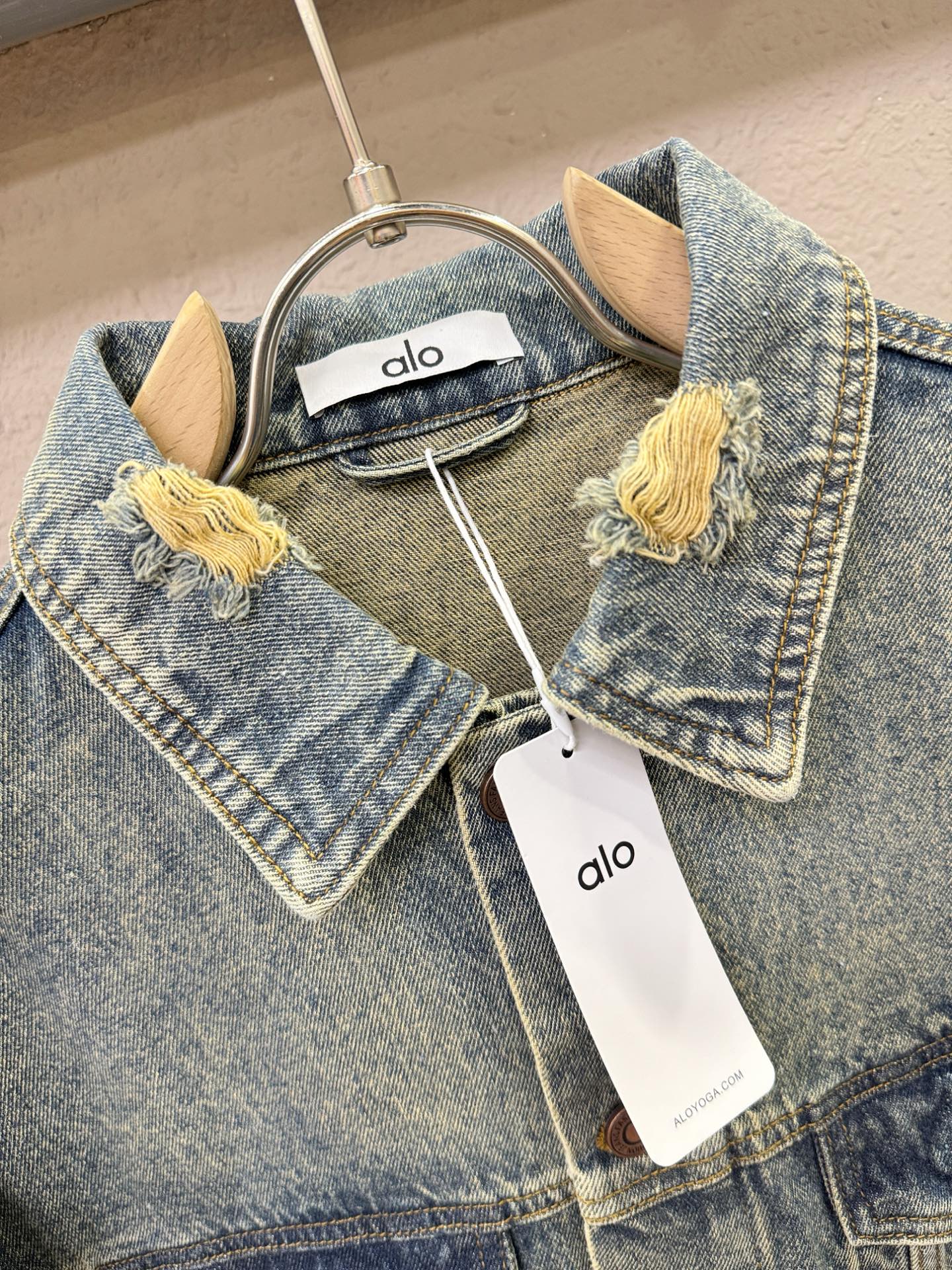 ALO 2025新品男女同款牛仔外套，时装圈人气极为火热的单品，是时尚大咖们最炙手可热扭造型的必入尤物之