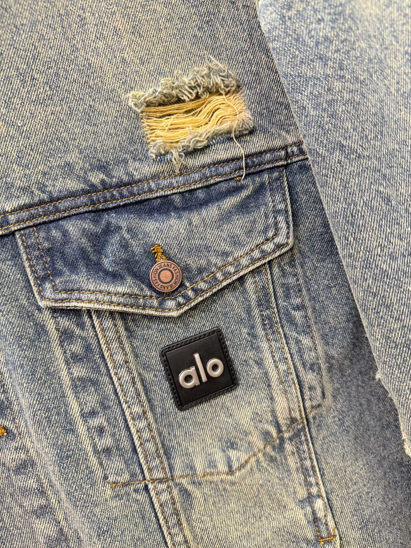 ALO 2025新品男女同款牛仔外套，时装圈人气极为火热的单品，是时尚大咖们最炙手可热扭造型的必入尤物之