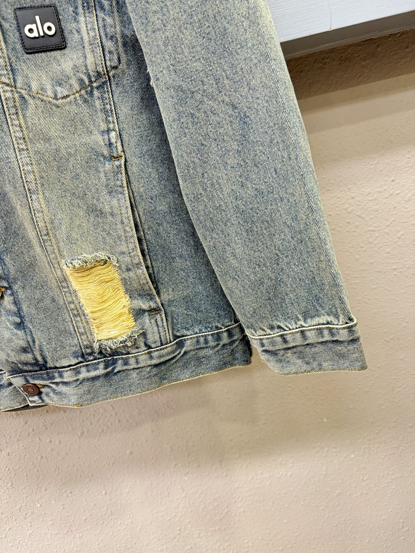 ALO 2025新品男女同款牛仔外套，时装圈人气极为火热的单品，是时尚大咖们最炙手可热扭造型的必入尤物之