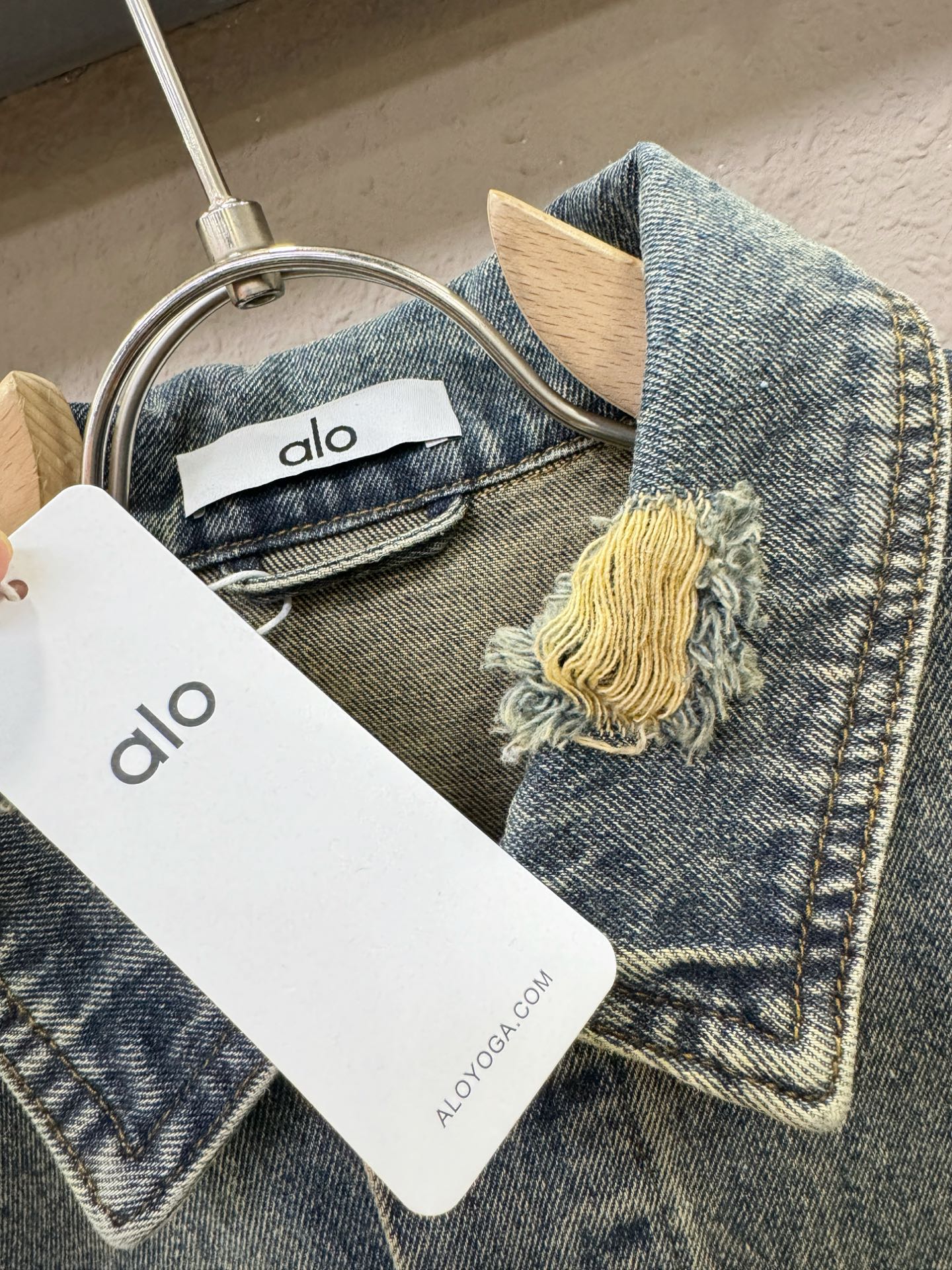 ALO 2025新品男女同款牛仔外套，时装圈人气极为火热的单品，是时尚大咖们最炙手可热扭造型的必入尤物之