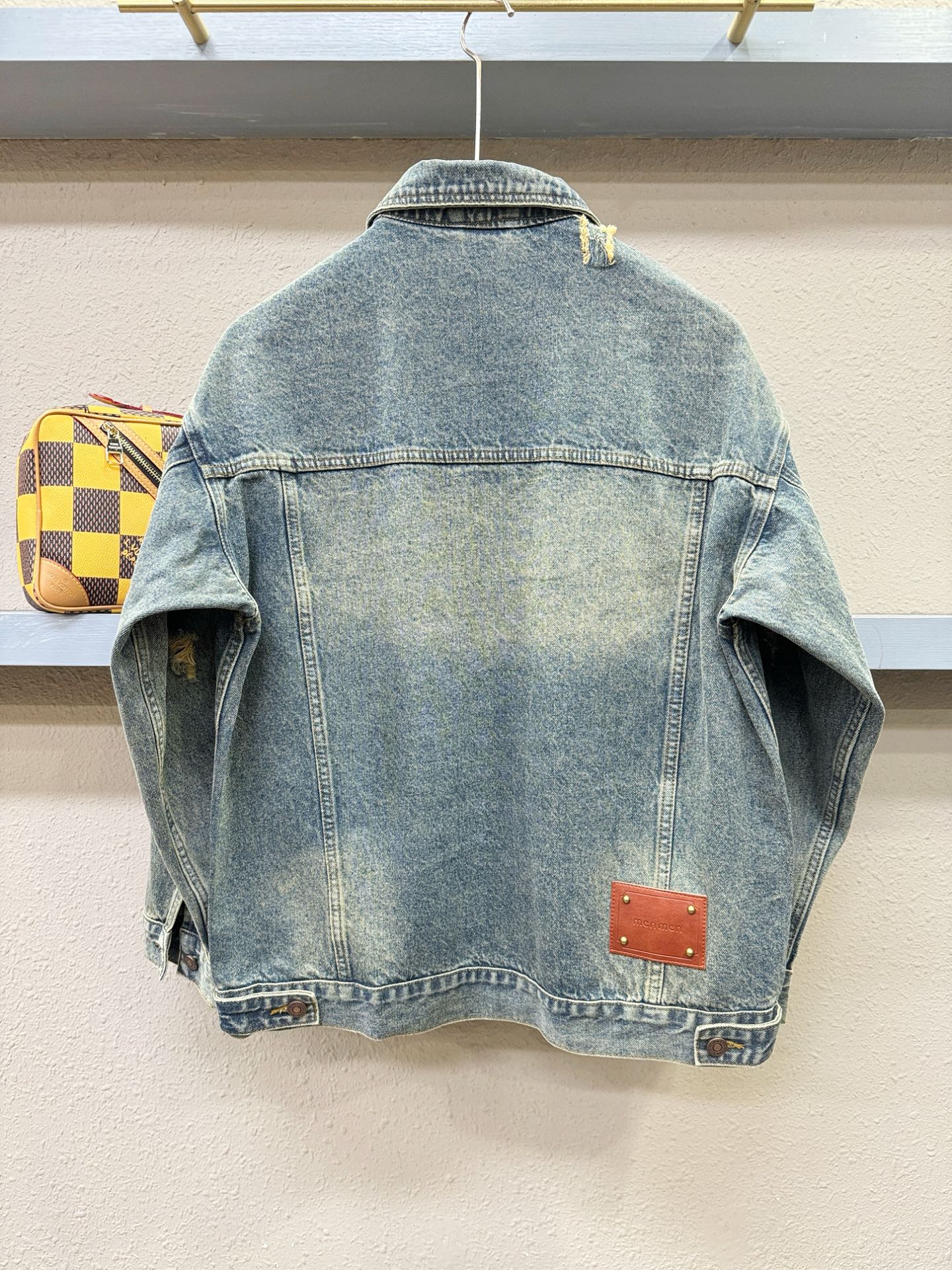 ALO 2025新品男女同款牛仔外套，时装圈人气极为火热的单品，是时尚大咖们最炙手可热扭造型的必入尤物之