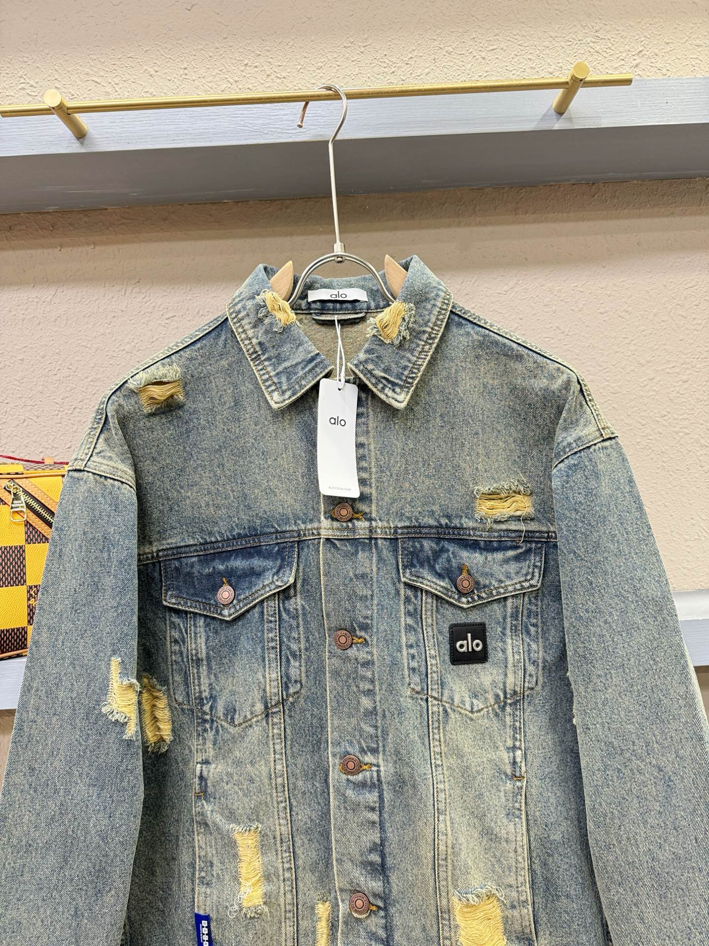 ALO 2025新品男女同款牛仔外套，时装圈人气极为火热的单品，是时尚大咖们最炙手可热扭造型的必入尤物之