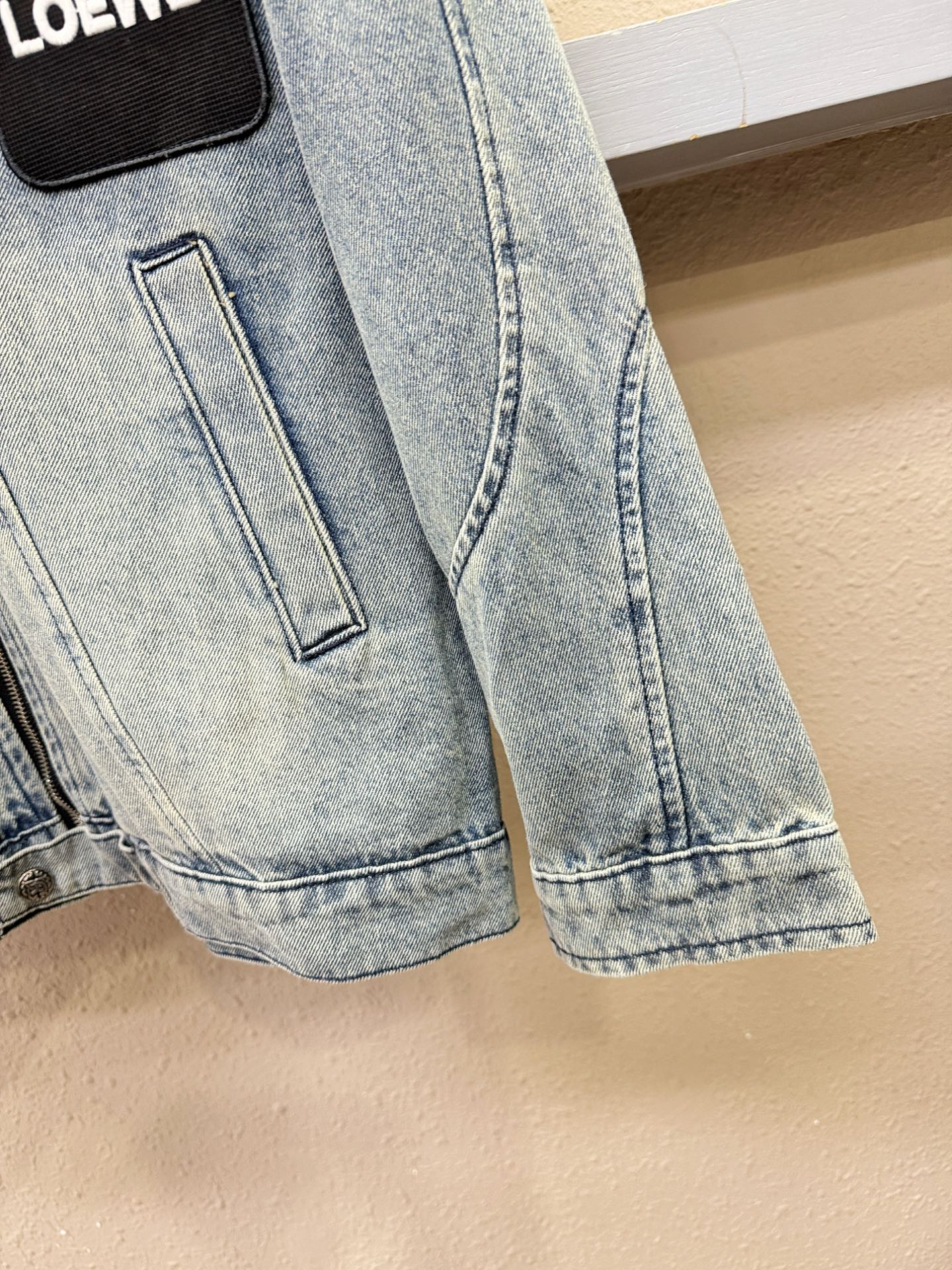 LOEWE罗意威 2025新品男女同款牛仔外套，时装圈人气极为火热的单品，是时尚大咖们最炙手可热扭造型的